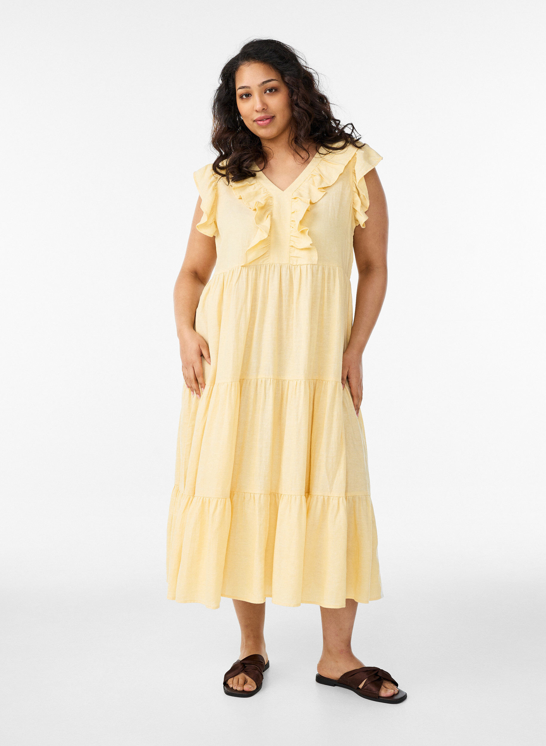 &Auml;rmelloses Midikleid aus Leinen und Viskose mit R&uuml;schen, Gelb, Model
