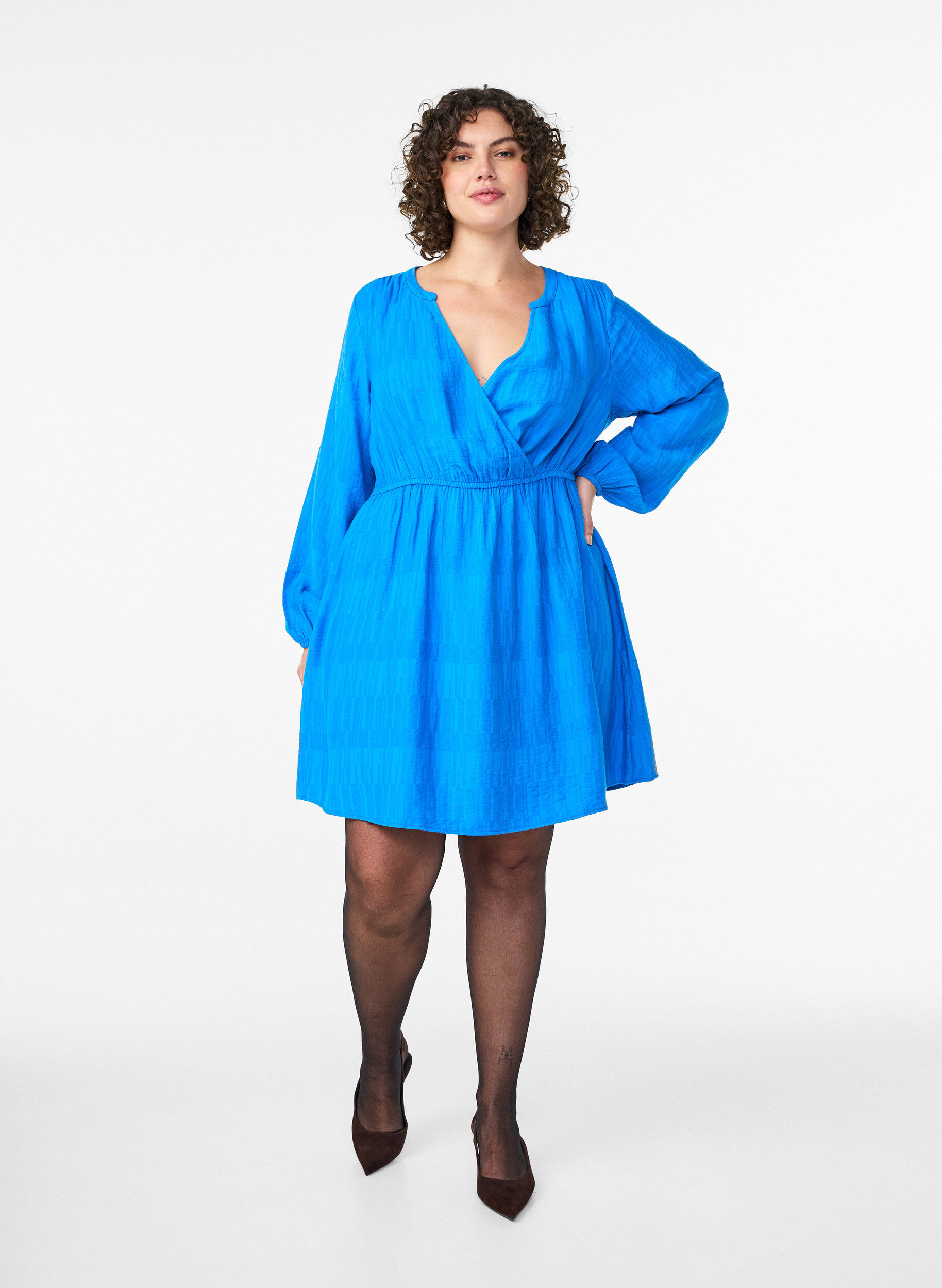 Zizzi Robe courte textur&eacute;e effet portefeuille, Bleu, Model image number 1