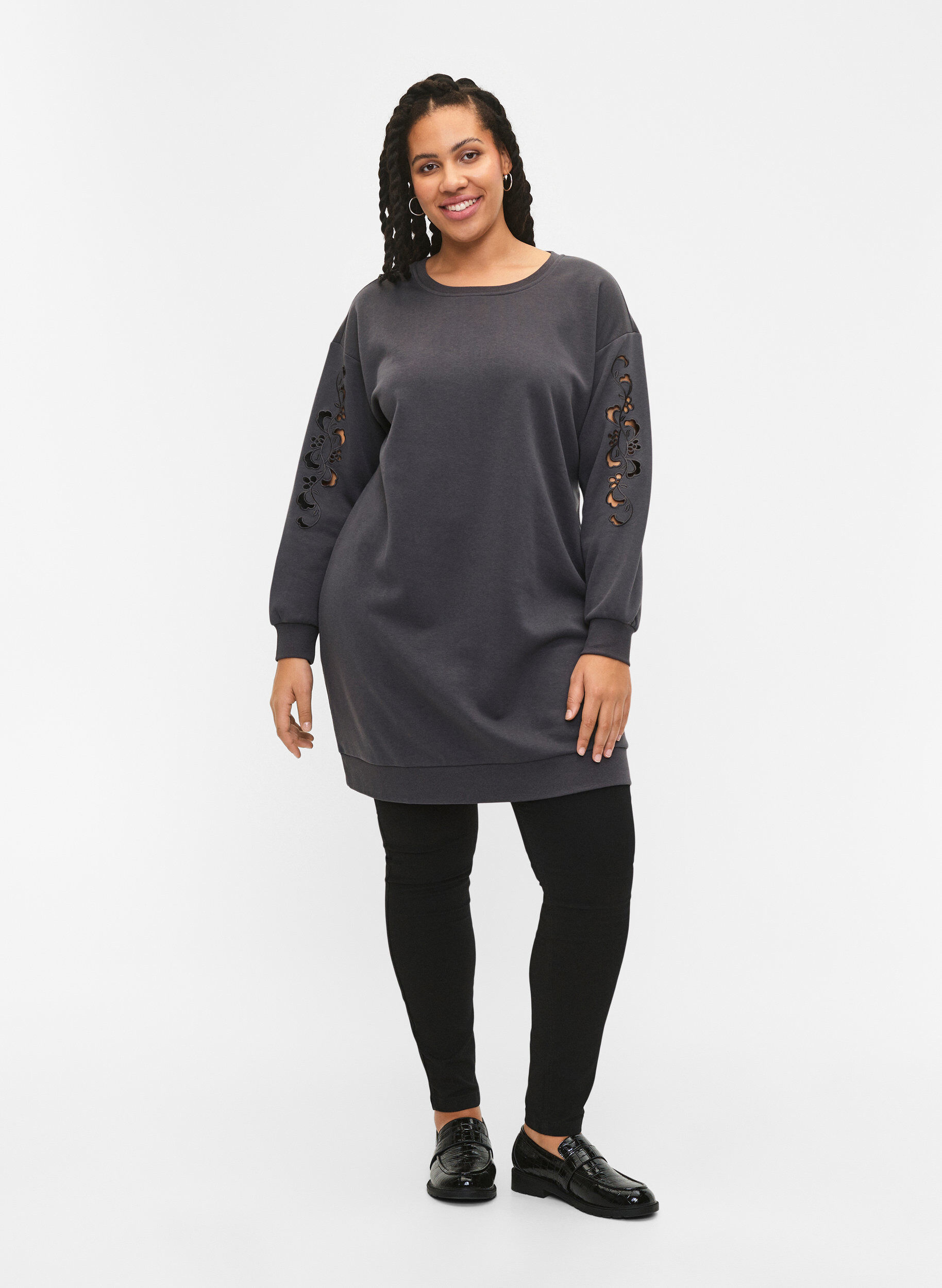 Zizzi Robe sweat avec d&eacute;tails brod&eacute;s., Dark Grey, Model image number 2