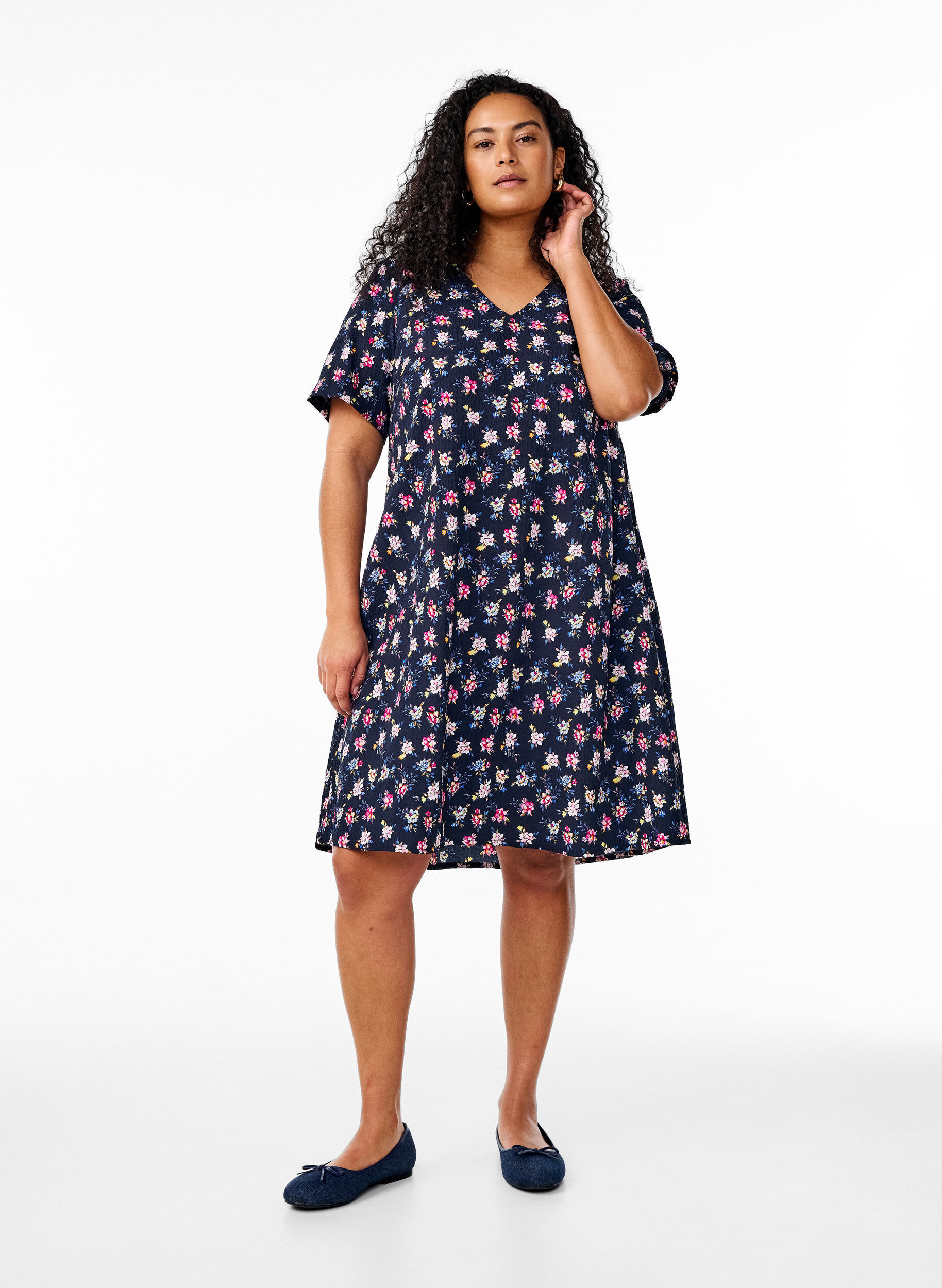 Zizzi Kleid mit kurzen &Auml;rmeln und V-Ausschnitt, Blau, Model image number 1
