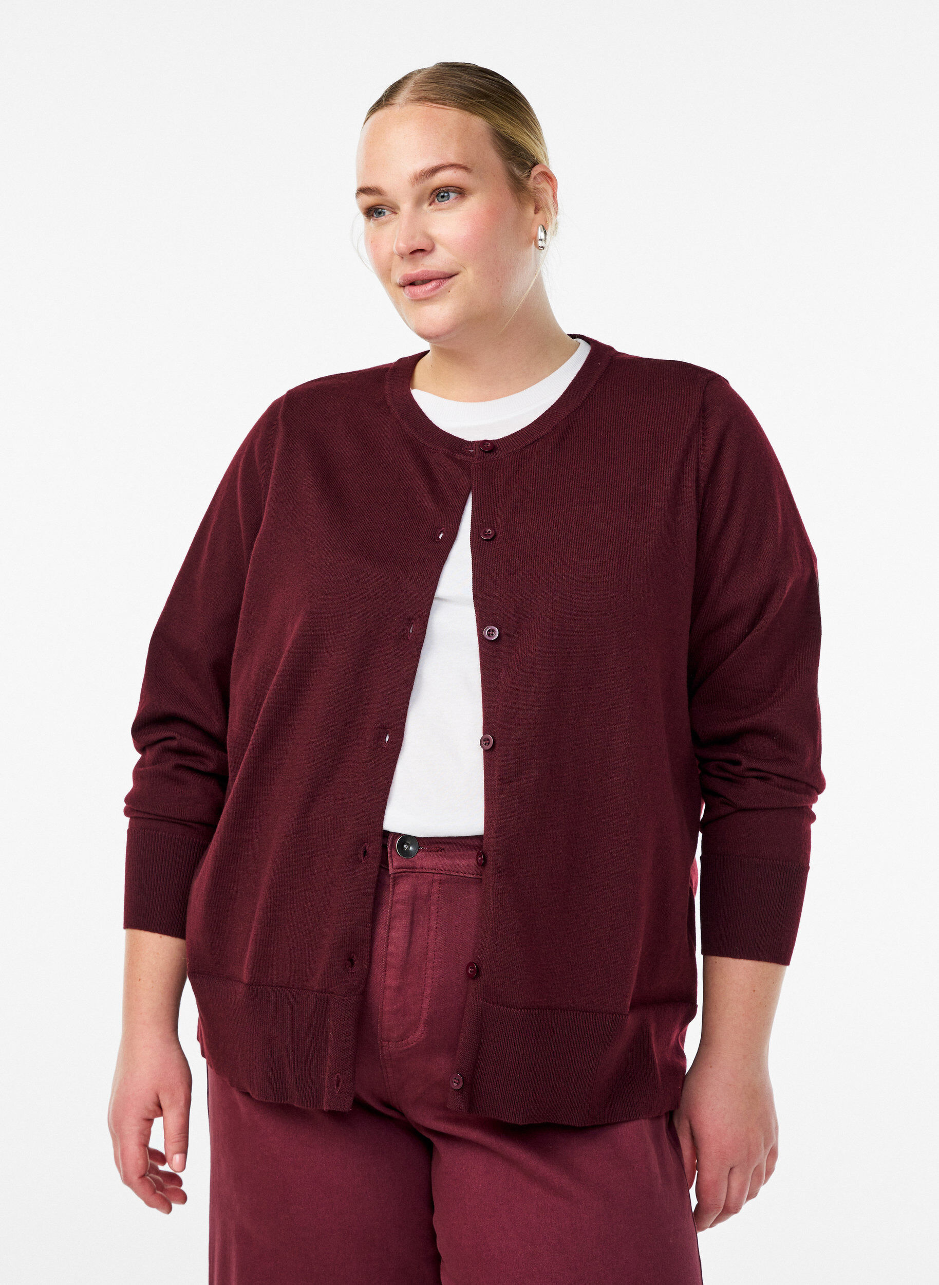 Cardigan en maille fine avec col rond, Bordeaux, Model