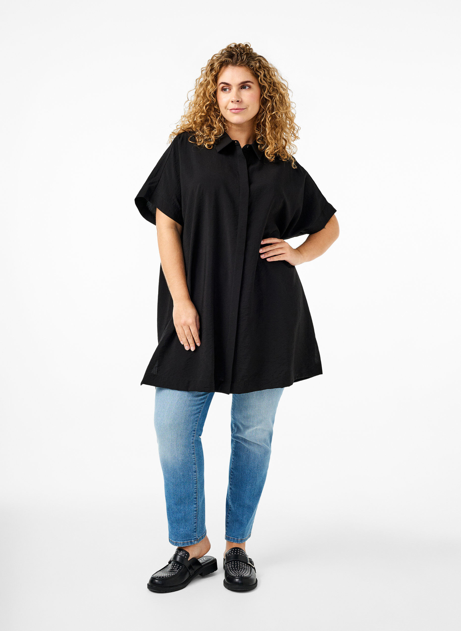 Zizzi Chemise longue en viscose &agrave; manches courtes, Black, Model image number 2