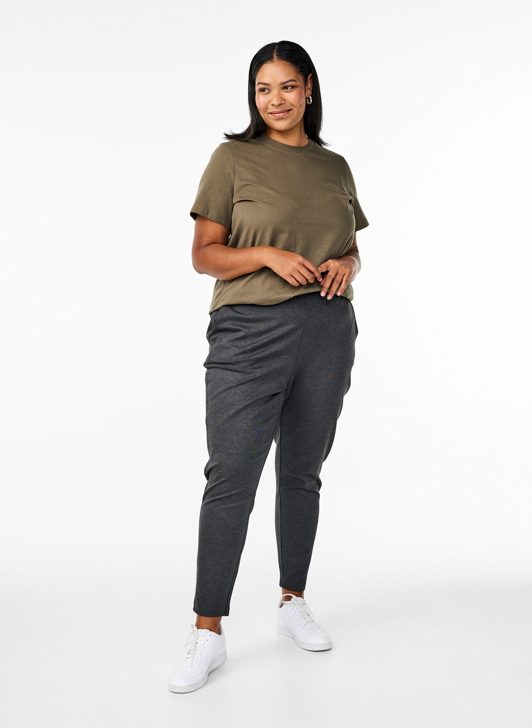 Zizzi Basic-T-Shirt aus Baumwolle mit Rundhalsausschnitt, Gr&uuml;n, Model image number 1