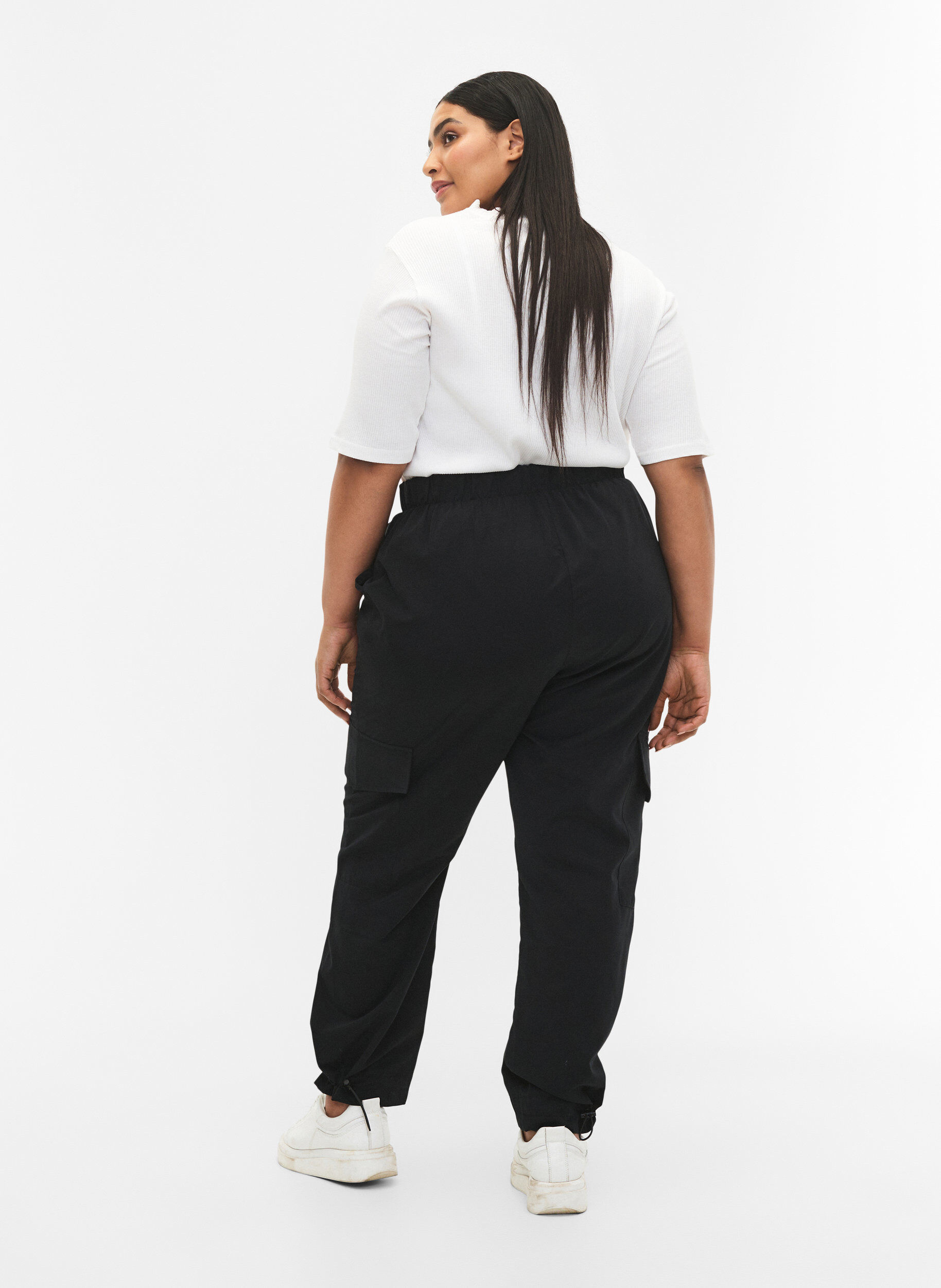 Zizzi Cropped Cargohose mit verstellbarem Gummizug, Black, Model image number 1