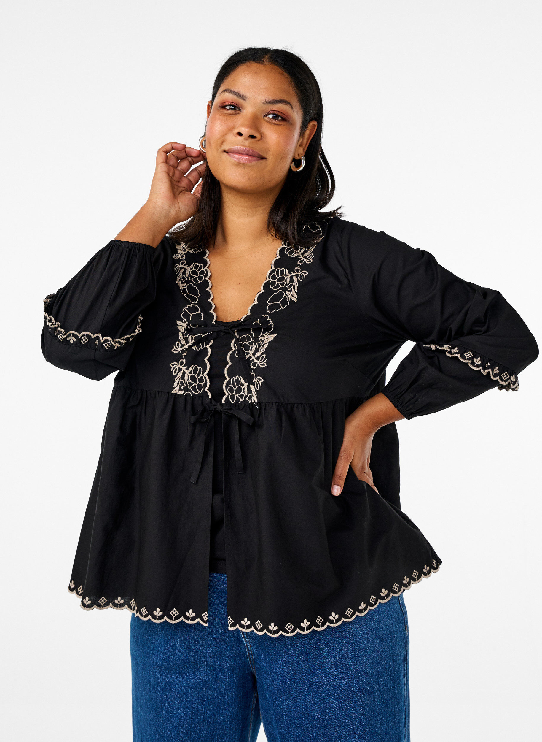 Zizzi Bluse mit offener Vorderseite und aufwendigen Stickereien, Schwarz, Model image number 0