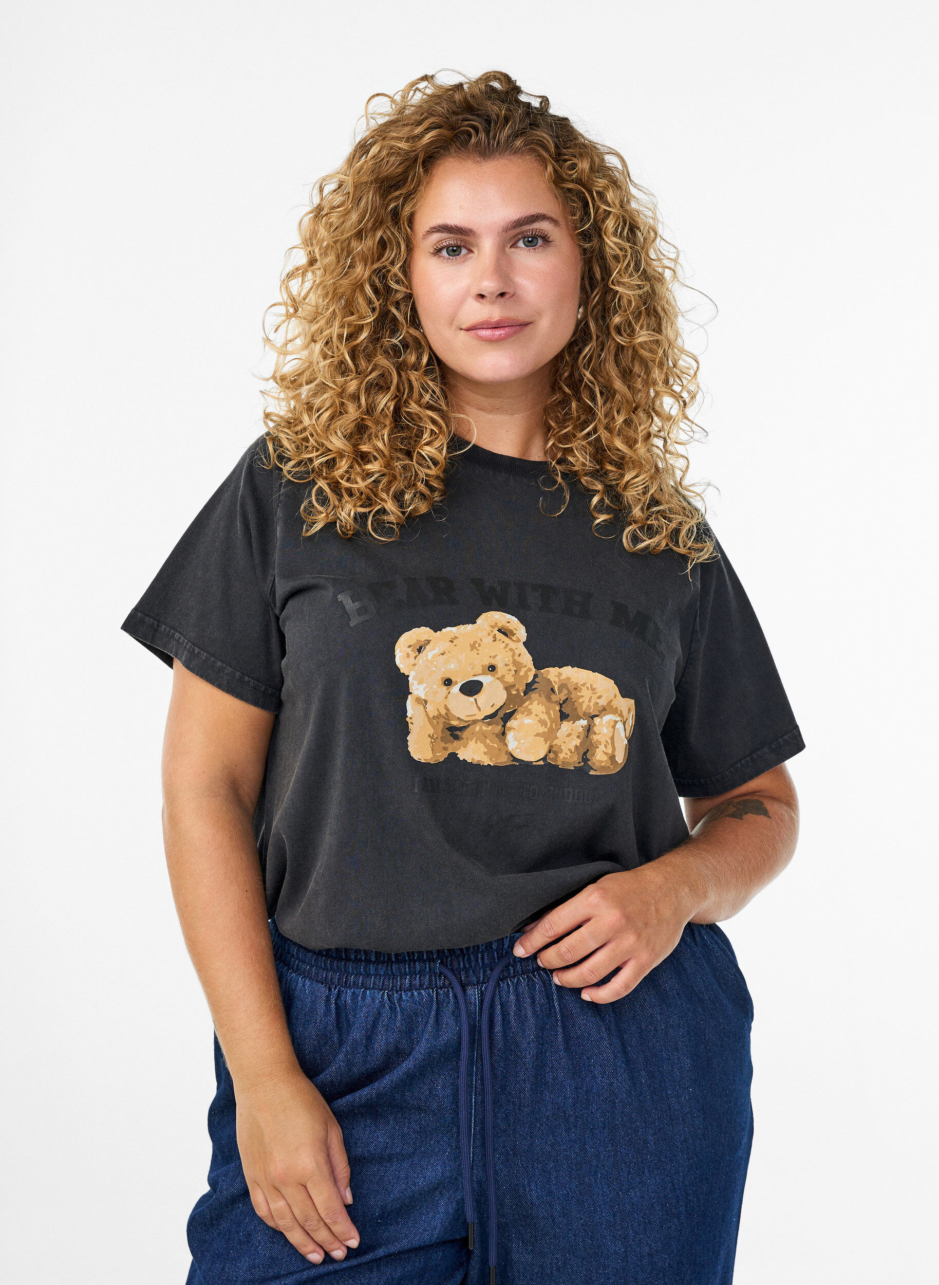 Zizzi T-shirt &agrave; imprim&eacute; nounours et effet d&eacute;lav&eacute;, Gris, Model image number 0