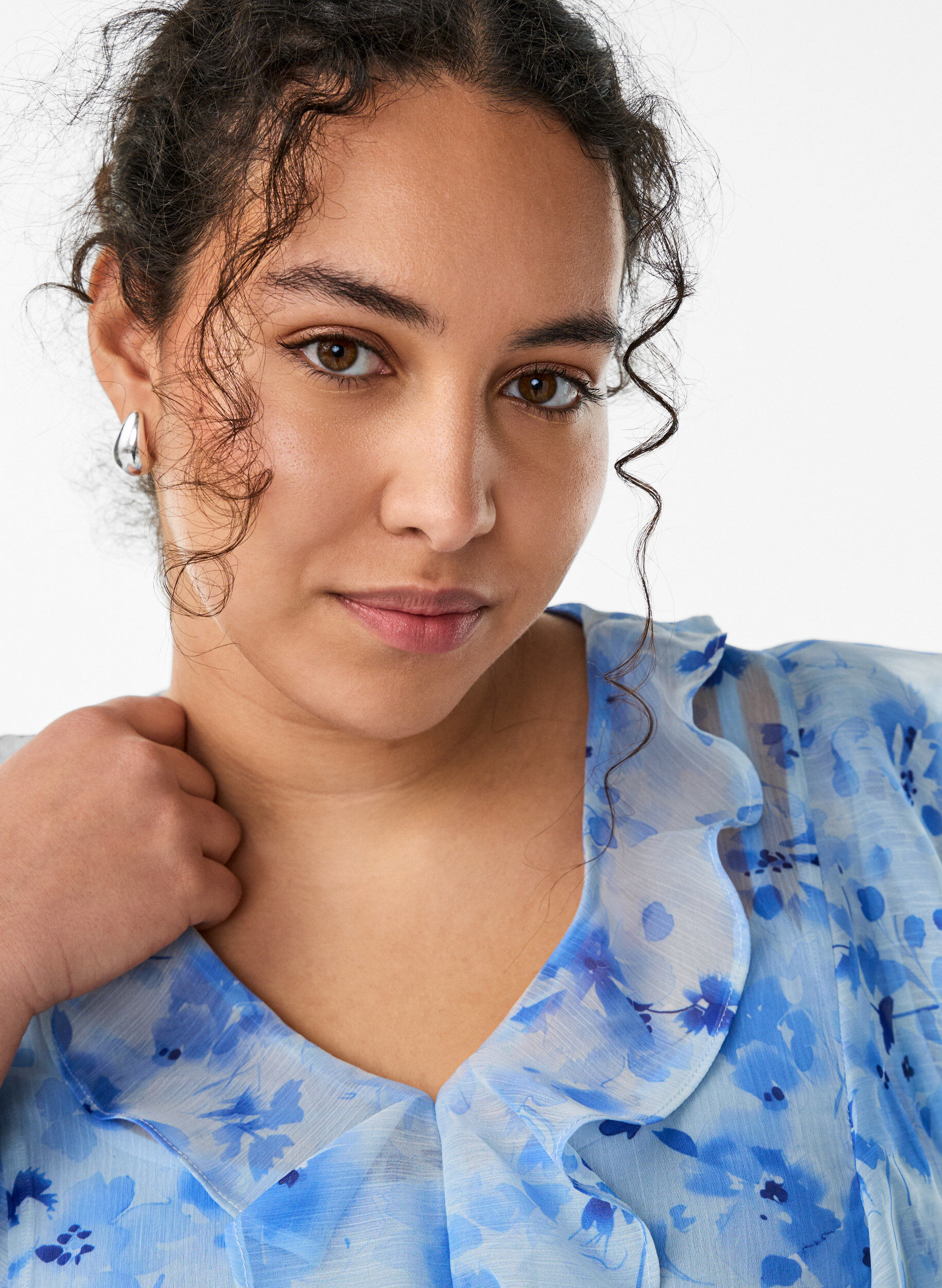 Zizzi Robe en chiffon fleuri avec volants et manches longues, Bleu, Model image number 2