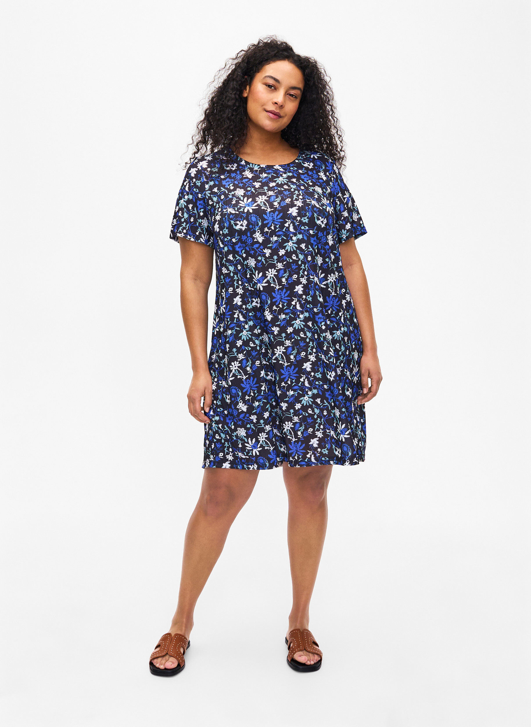 Zizzi FLASH &ndash; Robe &agrave; imprim&eacute; floral et manches courtes, Black Blue Green AOP, Model image number 2