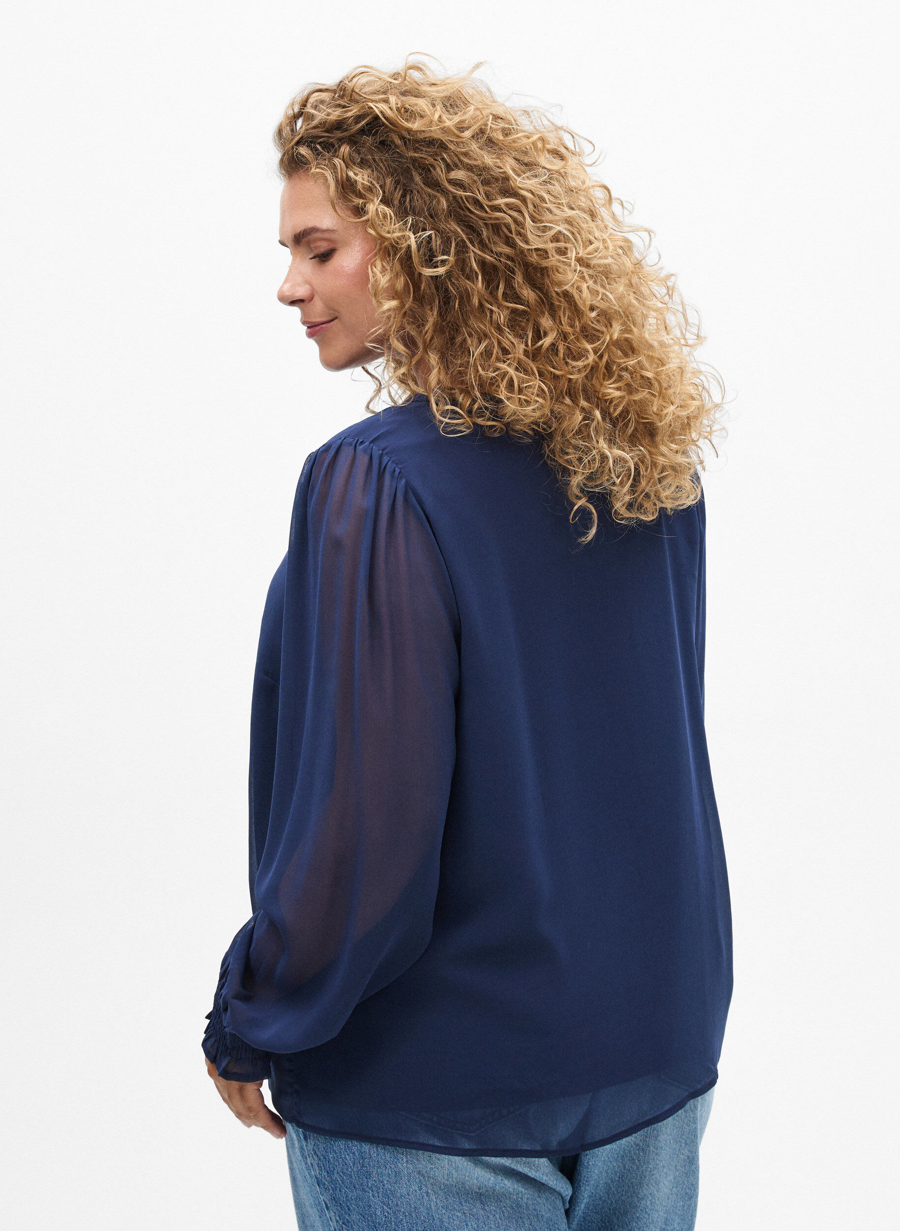 Zizzi Bluse mit transparenten &Auml;rmeln und Smok, Blau, Model image number 2