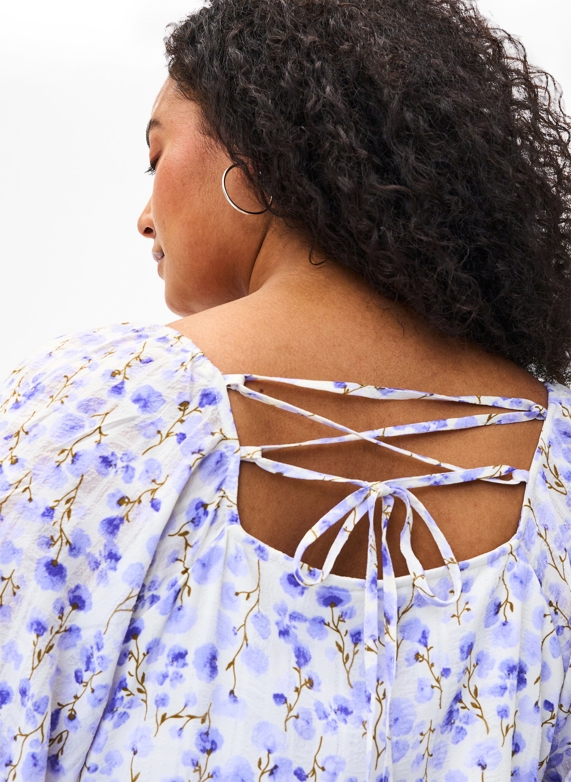 Zizzi Sommerkleid mit Blumenmotiv und Spitzendetails, Sand Verbena AOP, Model image number 3