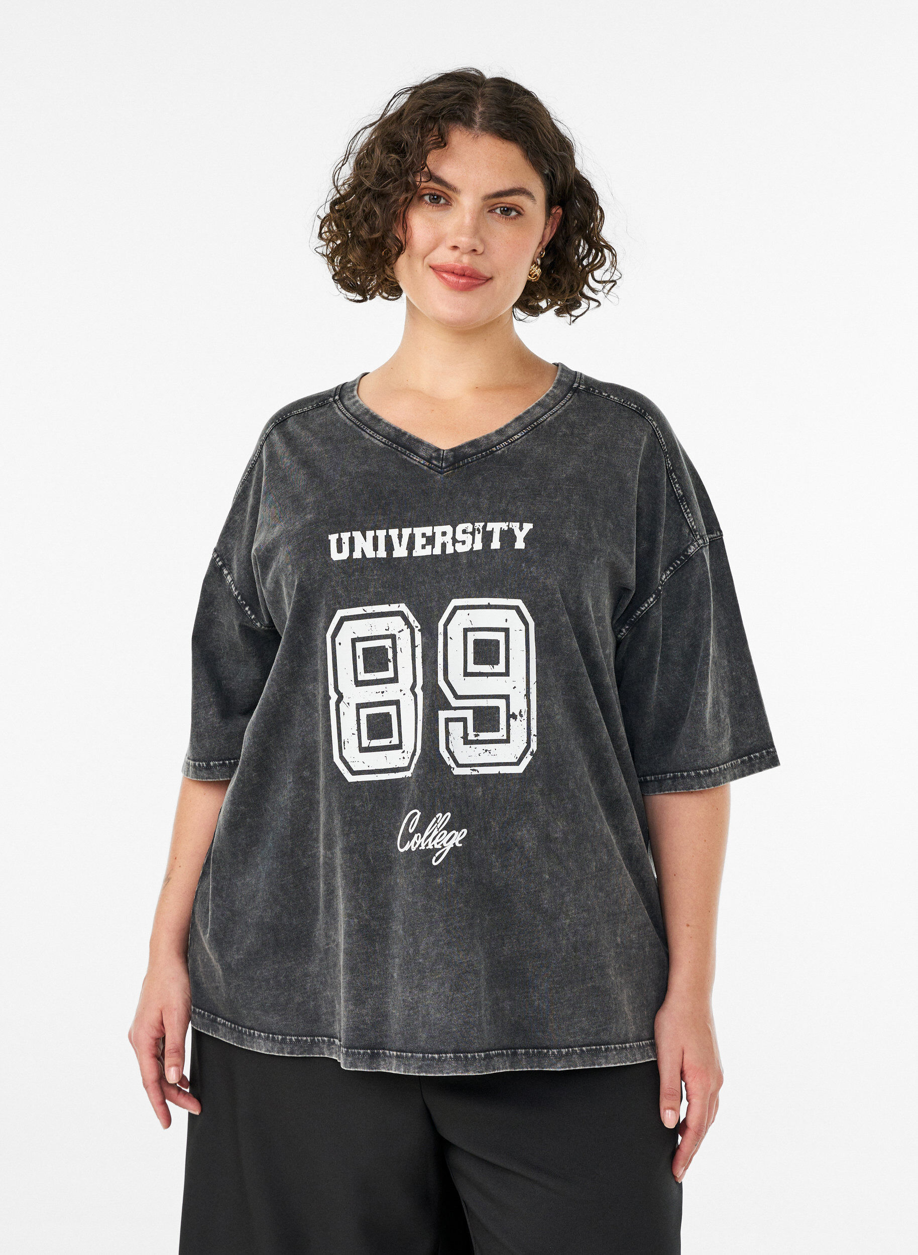 Oversized T-Shirt aus Bio-Baumwolle mit College-Print, Schwarz, Model