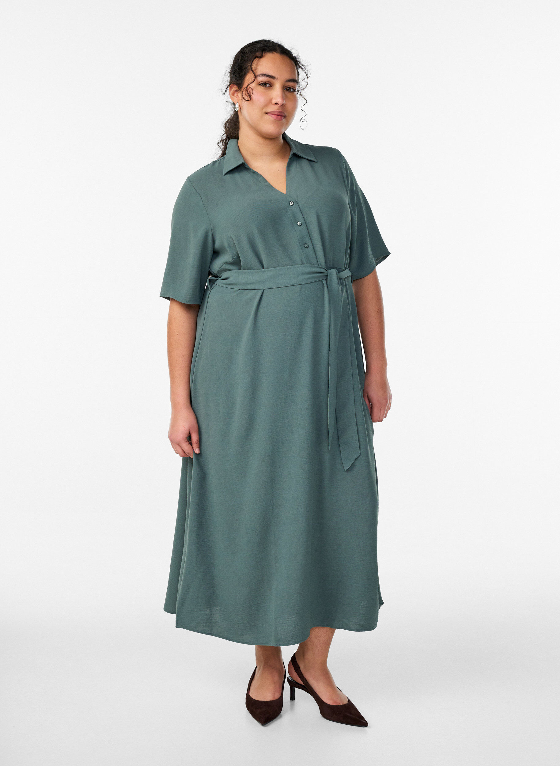 Zizzi Robe chemise midi avec ceinture &agrave; nouer, Vert fonc&eacute;, Model image number 0