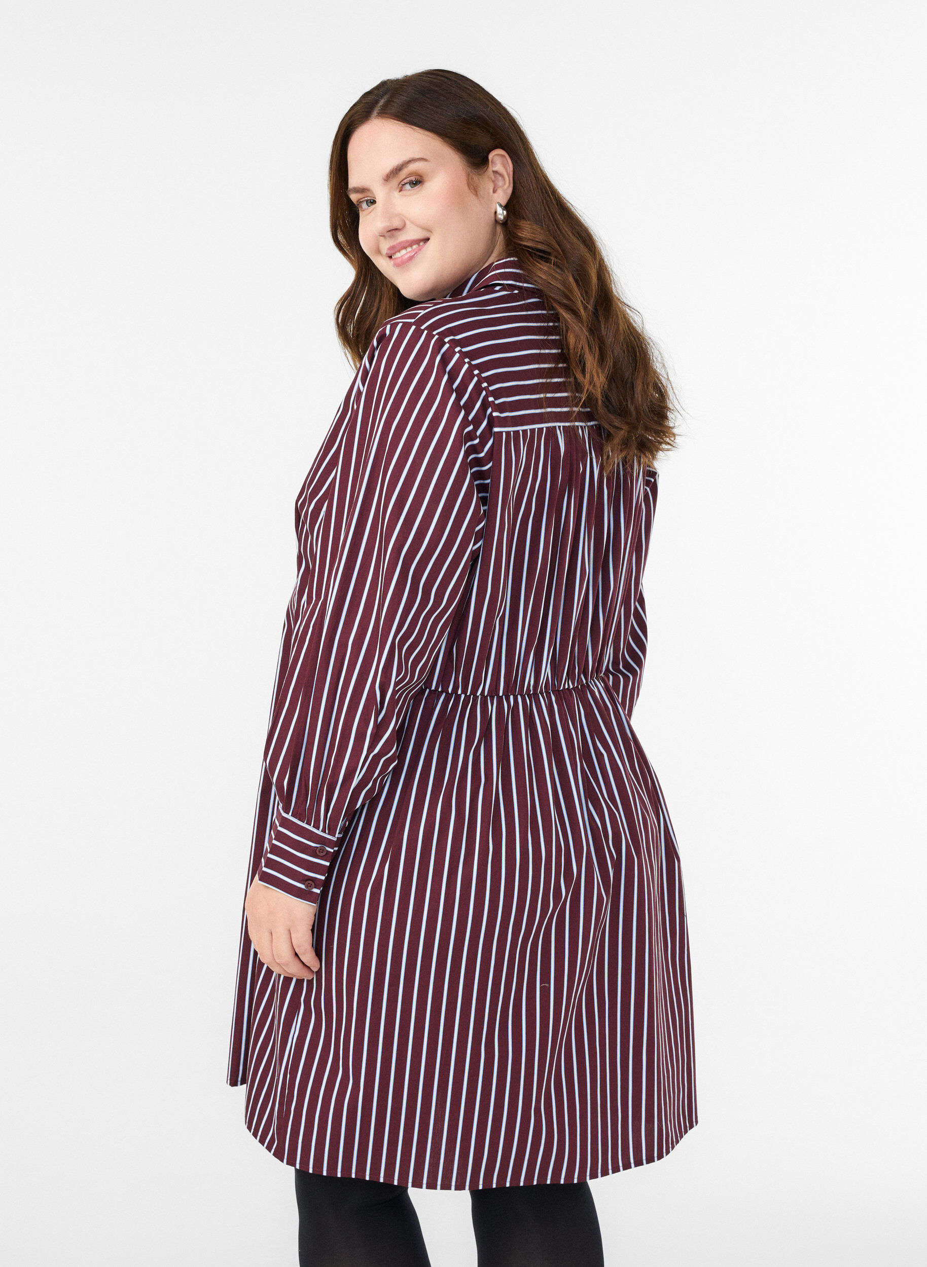 Zizzi Gestreiftes Hemdkleid mit elastischem Bund, Dunkles Bordeaux, Model image number 2