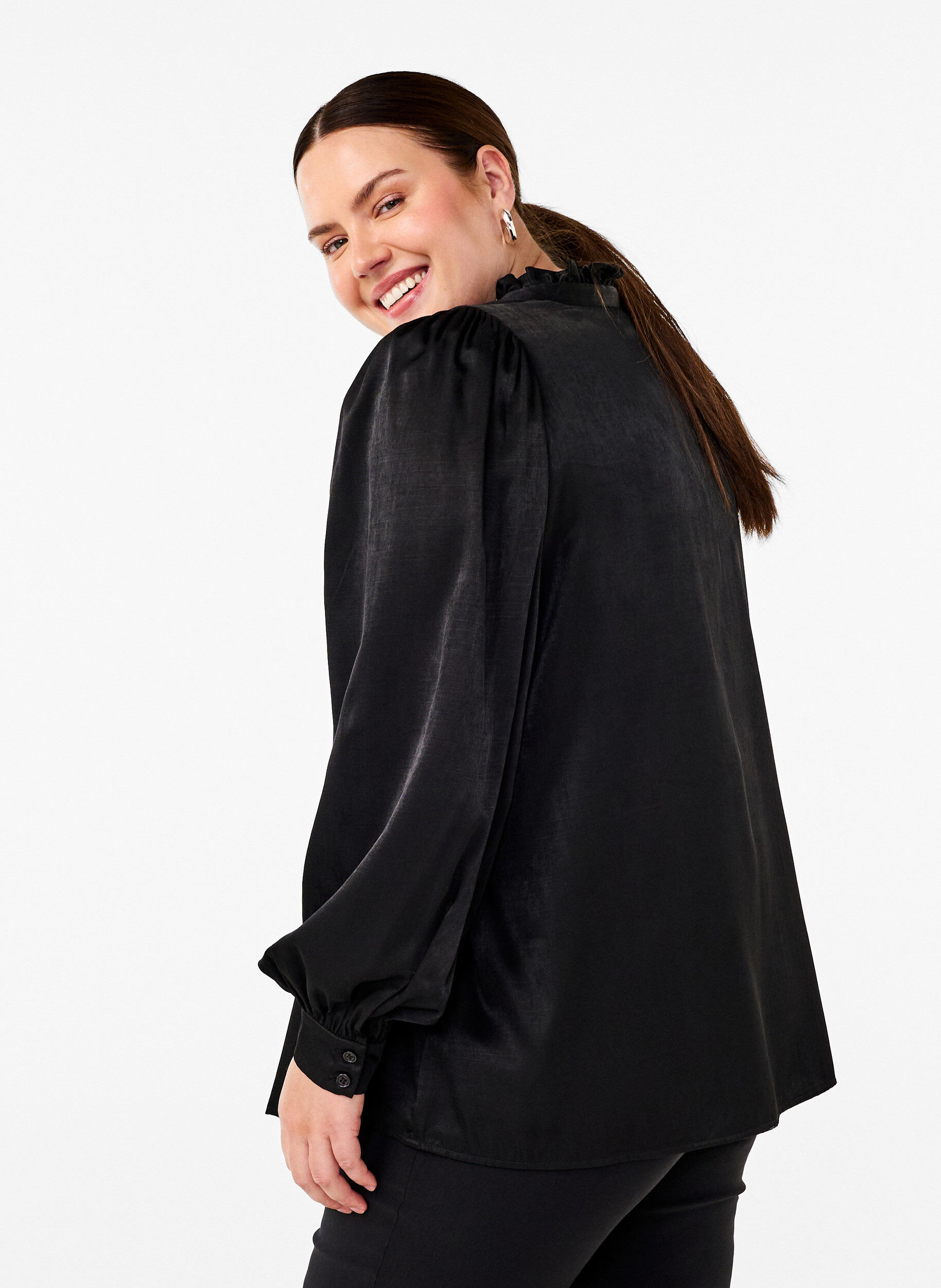Zizzi  Lang&auml;rmelige Bluse mit R&uuml;schen und V-Ausschnitt, Black, Model image number 1