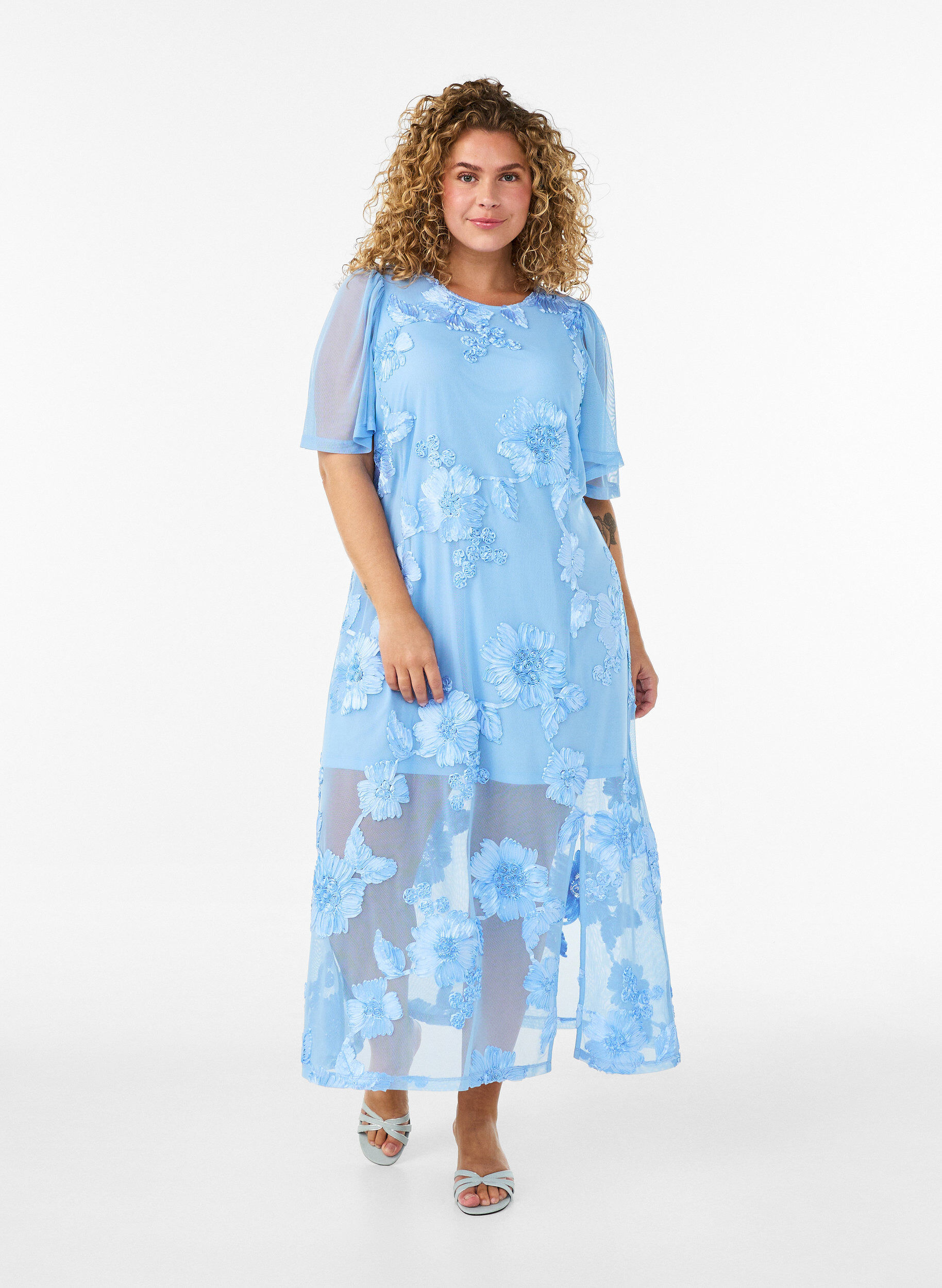 Mesh-Kleid mit floralen Applikationen, Blau, Model