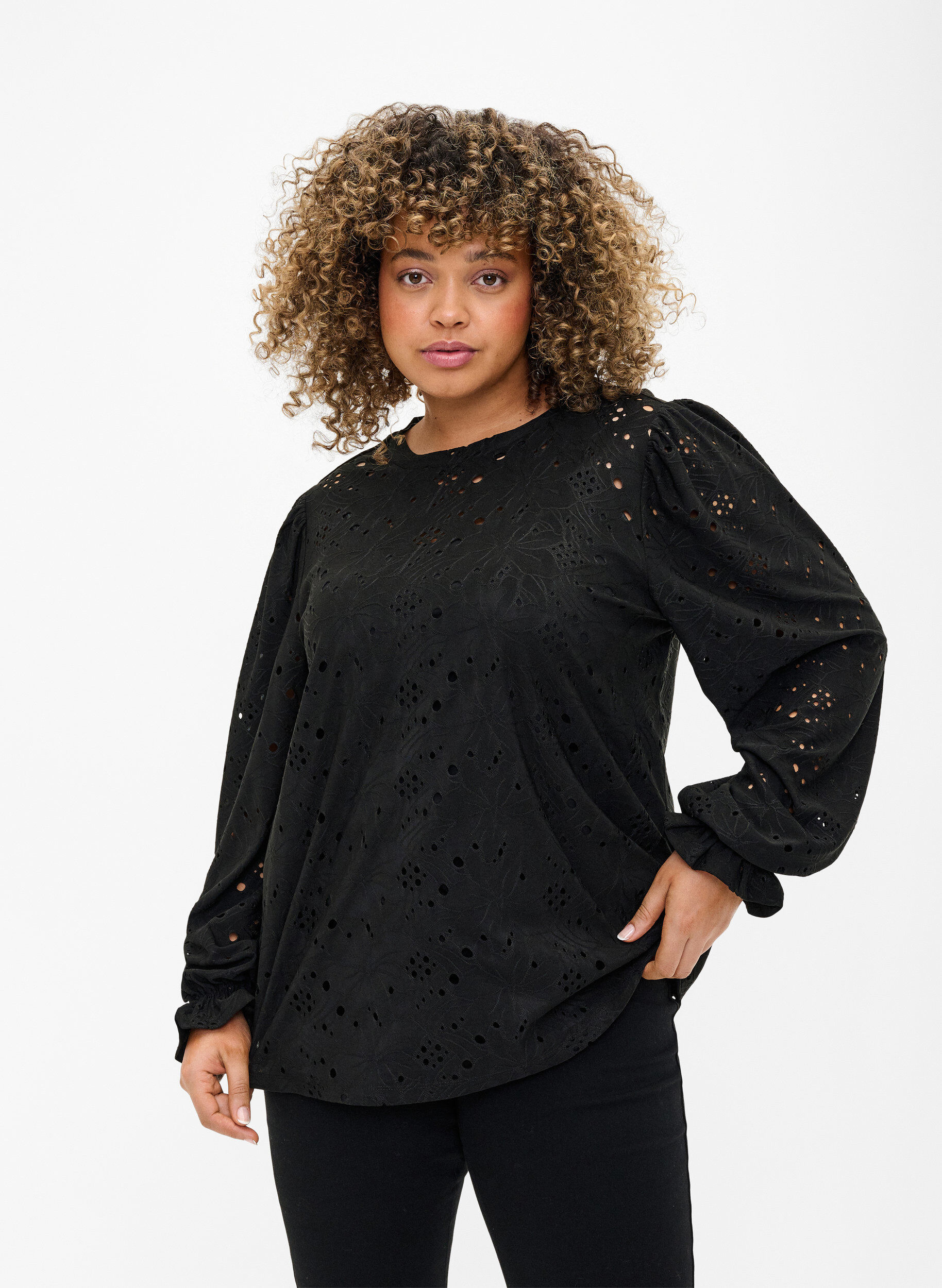 Zizzi  Lang&auml;rmlige Bluse mit Lochmuster, Black, Model image number 0
