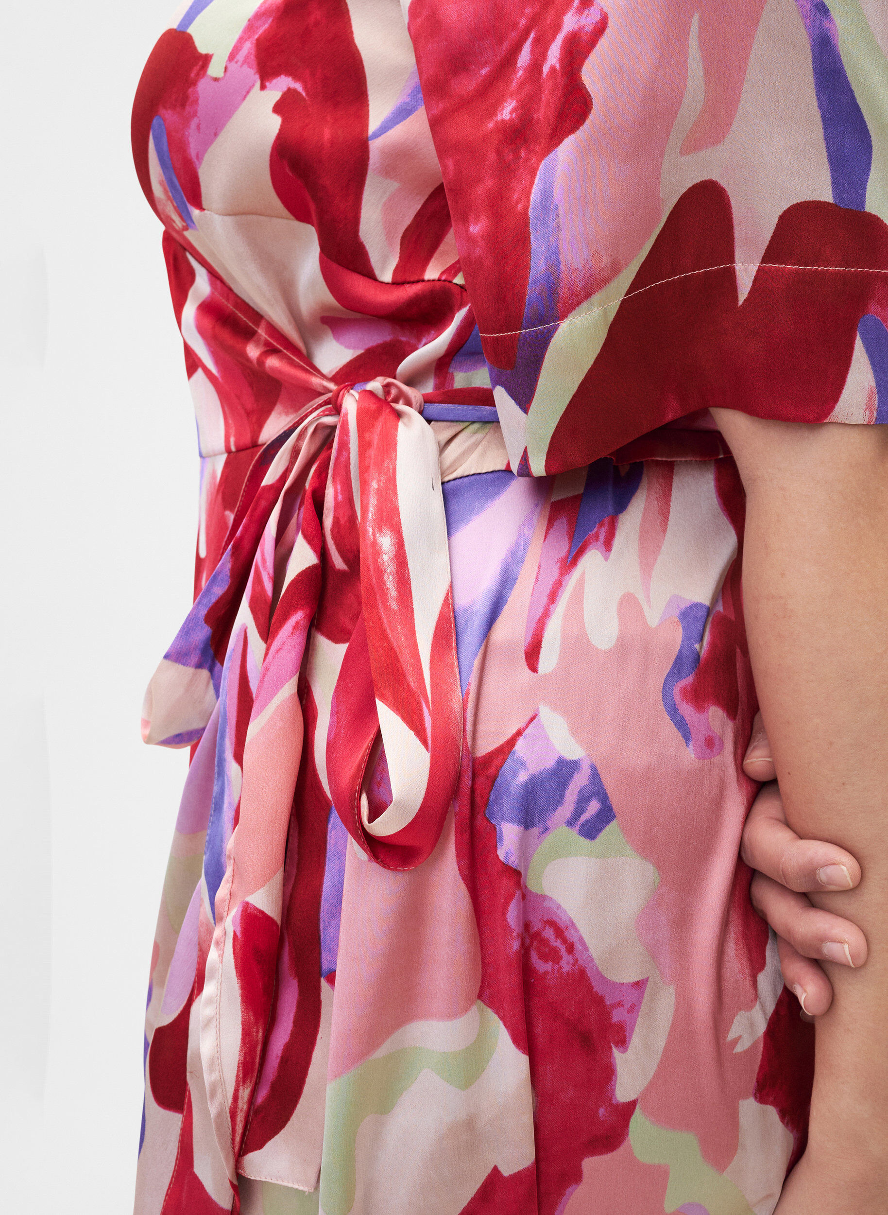 Zizzi Satin-Wickelkleid mit Aufdruck, Geranium Graphic AOP, Model image number 2