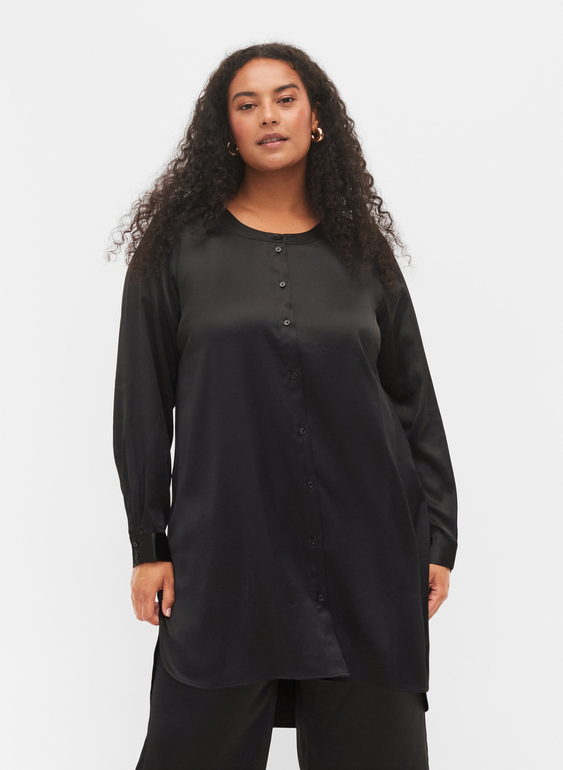 Zizzi Langes gl&auml;nzendes Hemd mit Einschnitt, Black, Model image number 0
