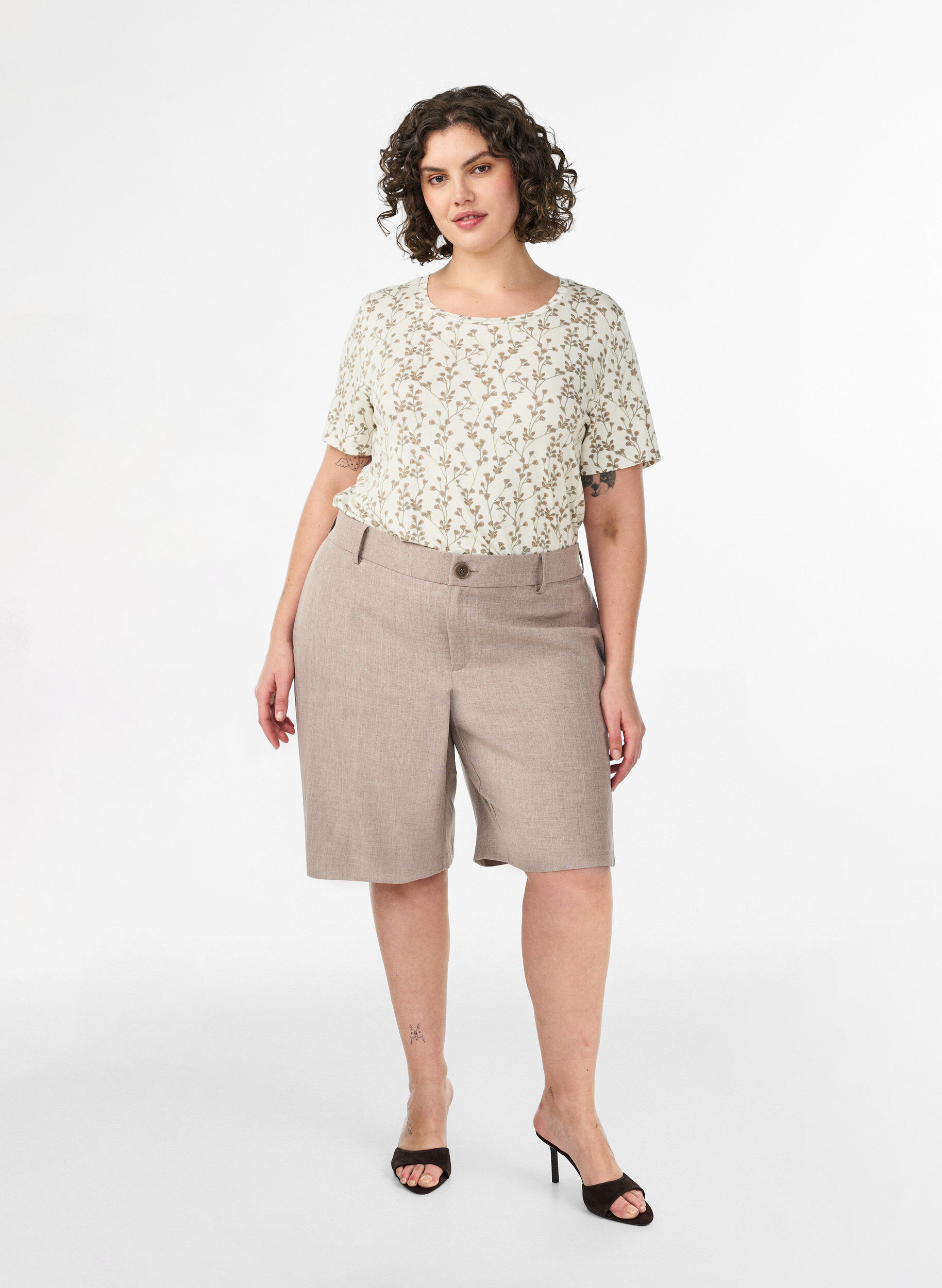 Zizzi T-Shirt mit floralem Print, Vanille, Model image number 1