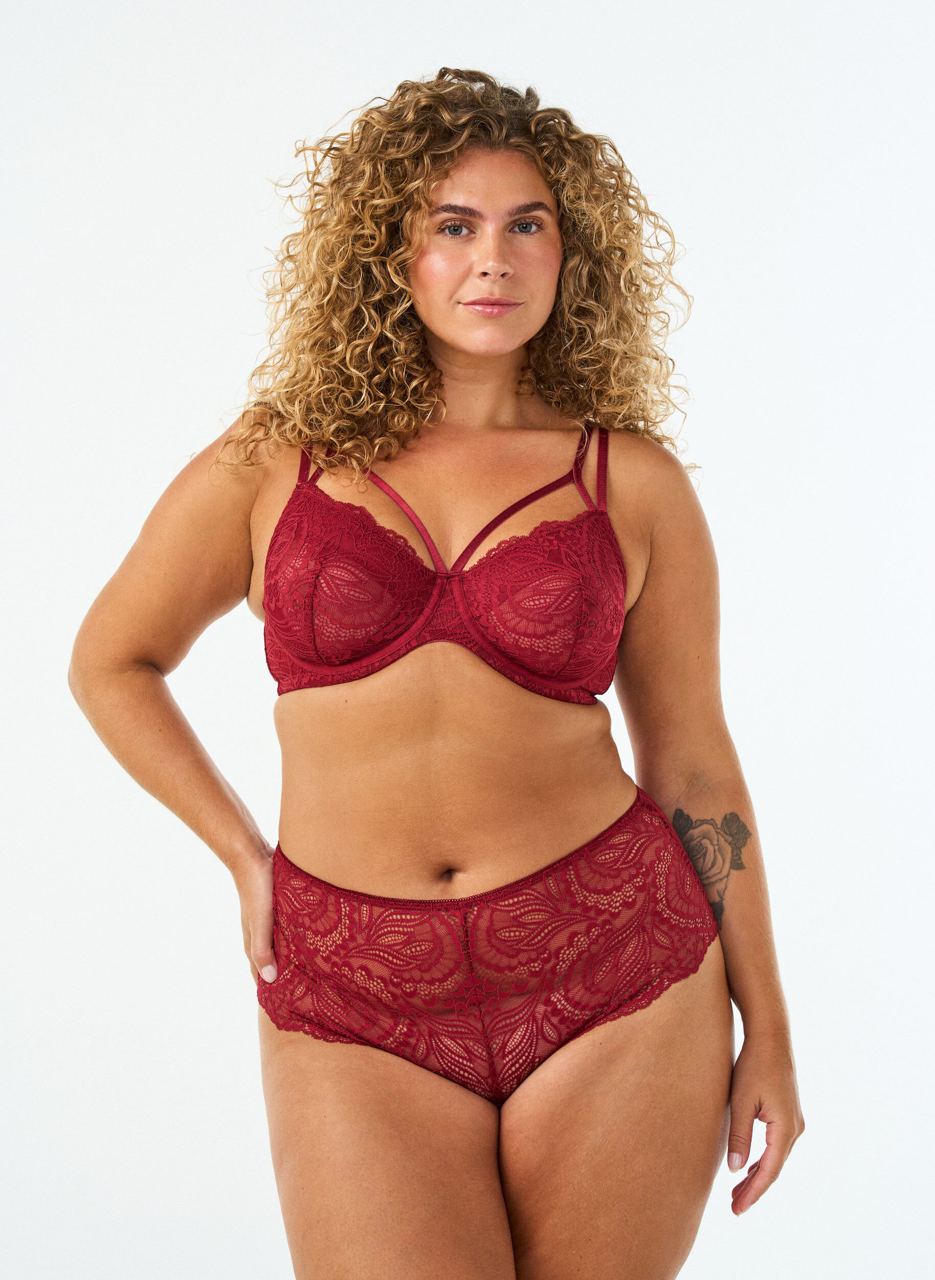 ZizziString hipster ouvert taille haute avec dentelle, Rouge, Model image number 0