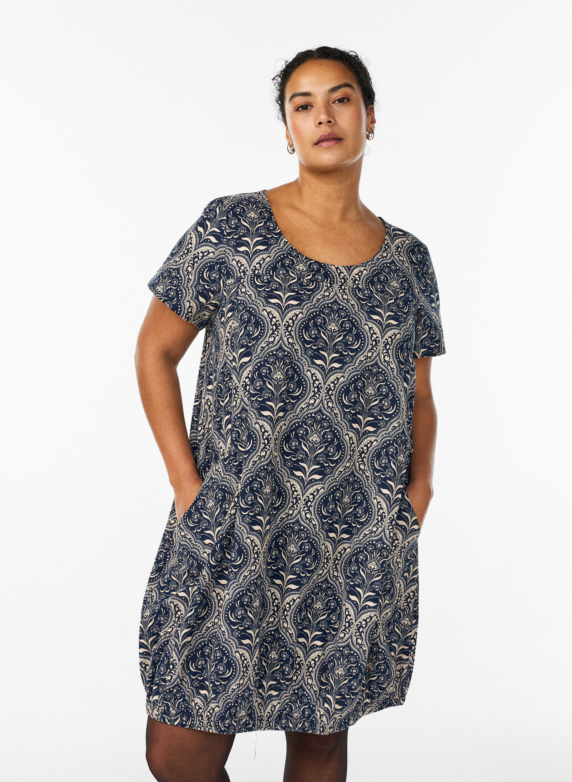 Kurz&auml;rmliges Baumwollkleid mit Print, Blau, Model