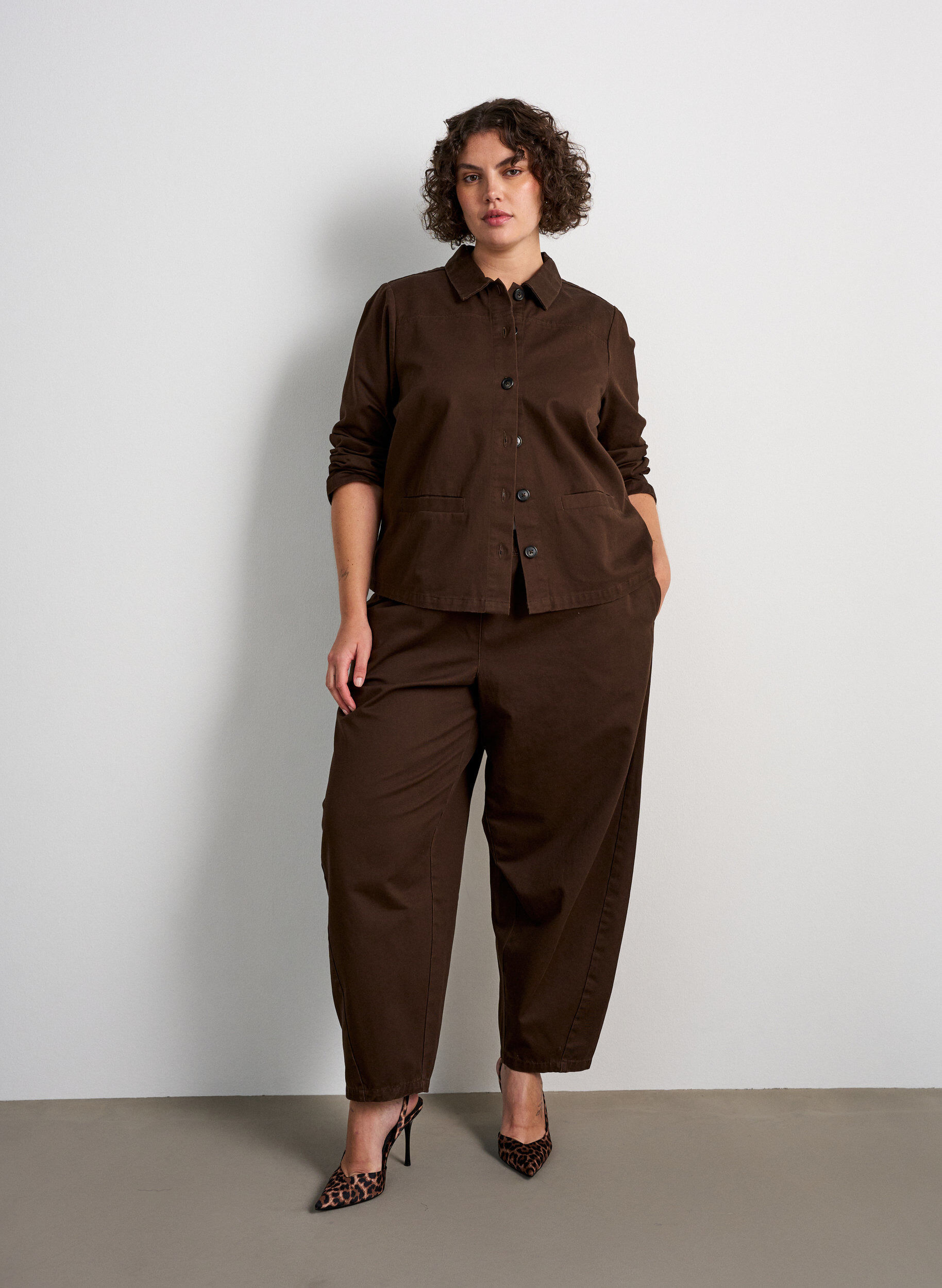 ZizziBarrel-Jeans mit hoher Taille und elastischem Bund, Braun, Model image number 0
