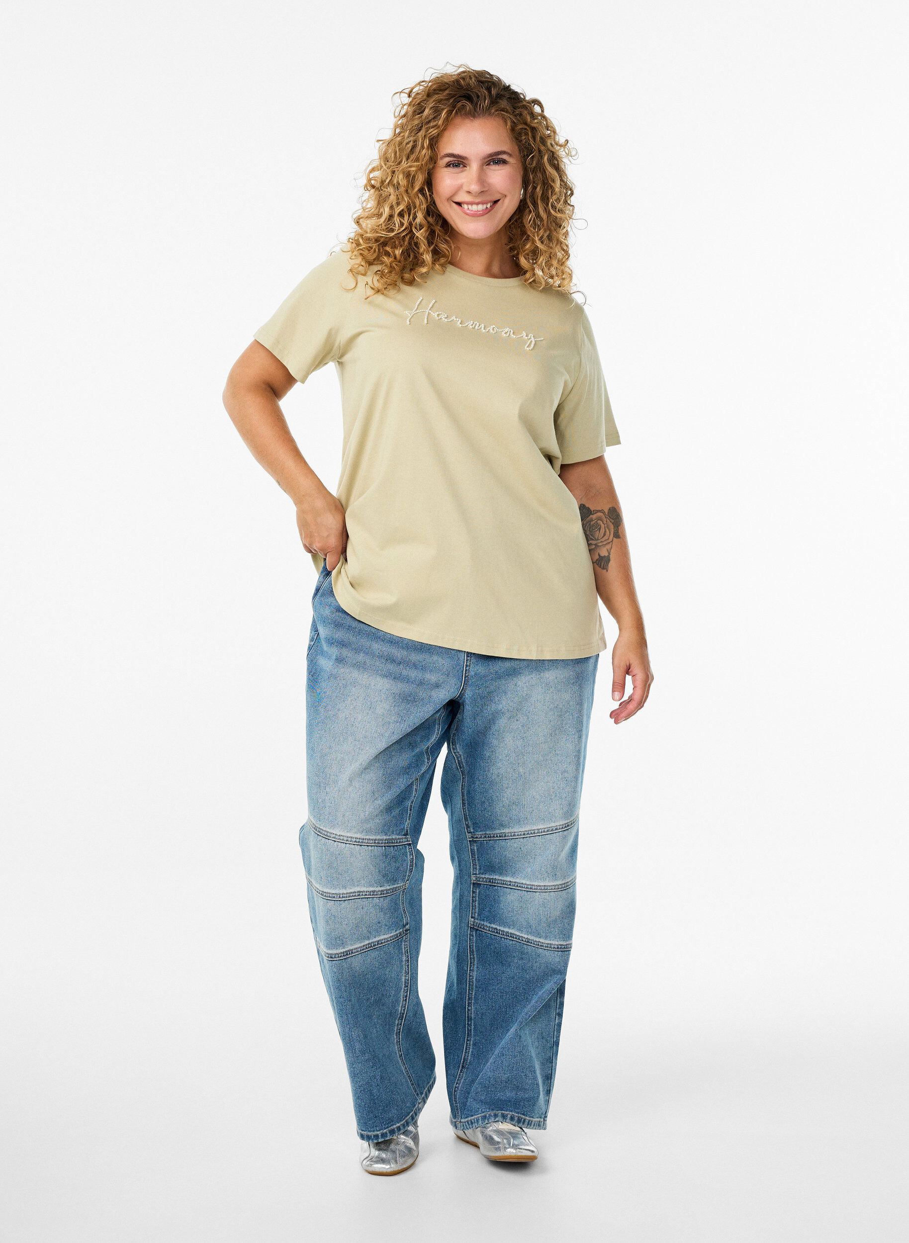 Zizzi T-shirt en coton bio avec inscription perl&eacute;e, Beige, Model image number 1