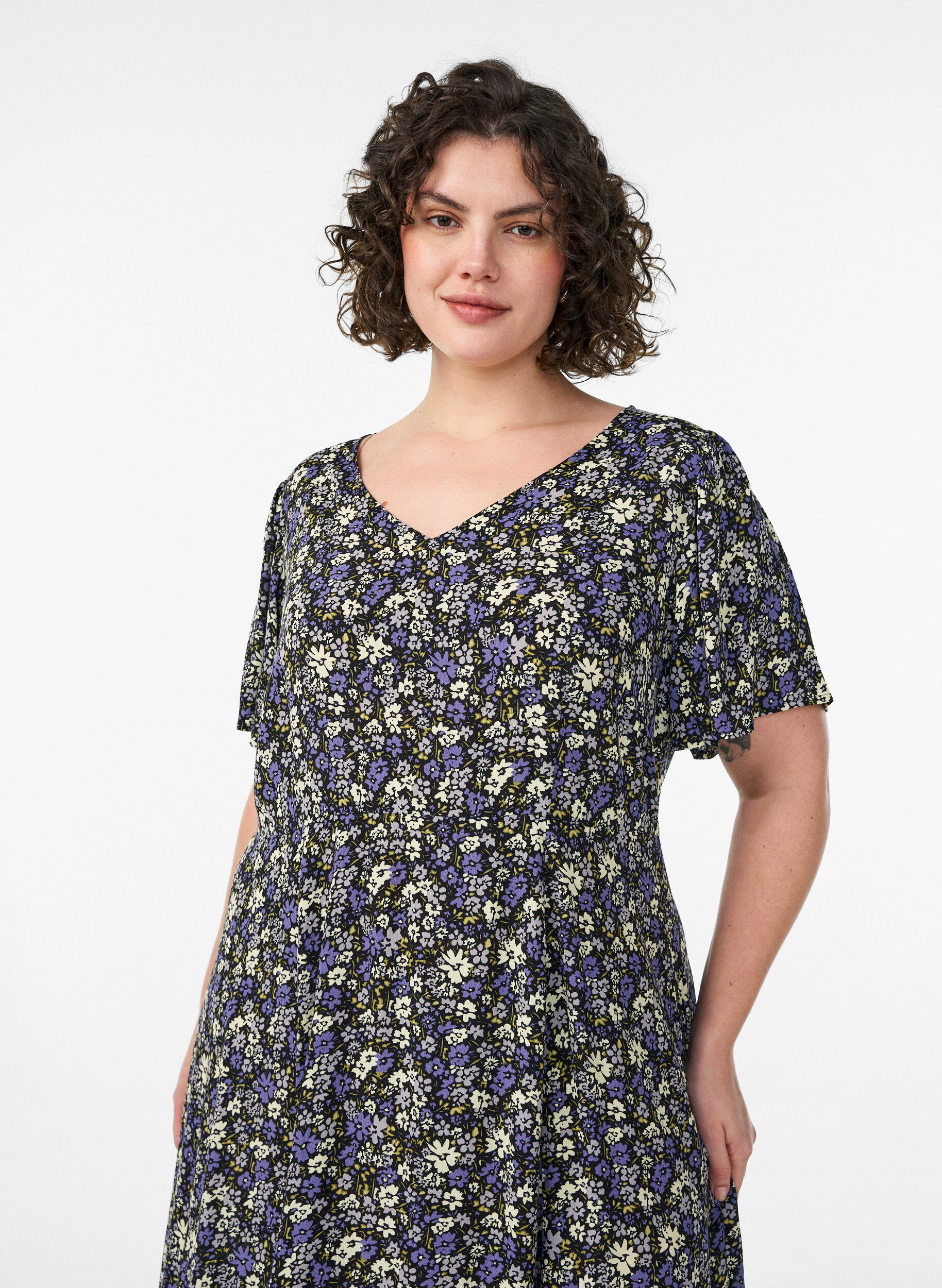 Zizzi Robe midi en viscose &agrave; imprim&eacute; floral, Noir, Model image number 2