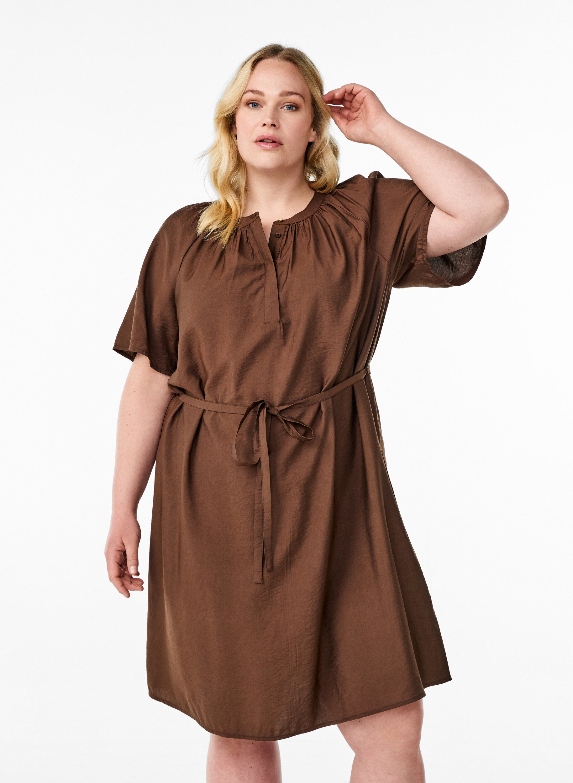 Zizzi Knielanges Kleid mit kurzen &Auml;rmeln und Bindeg&uuml;rtel, Braun, Model image number 0