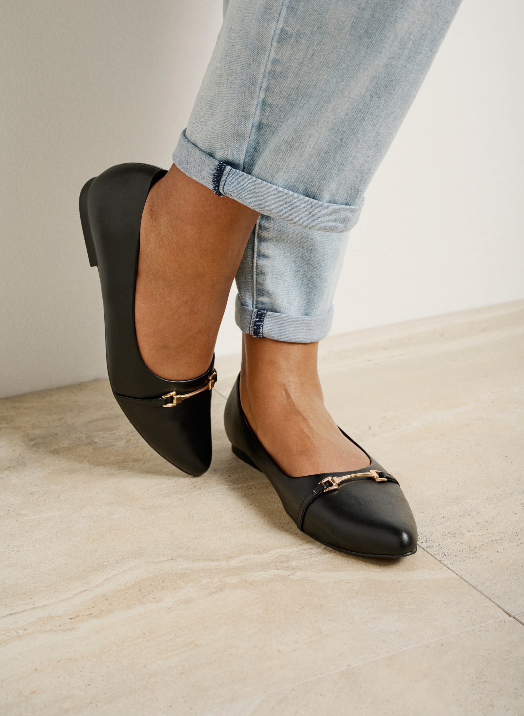 Zizzi Ballerine &agrave; coupe large avec boucle dor&eacute;e, Black, Image image number 0