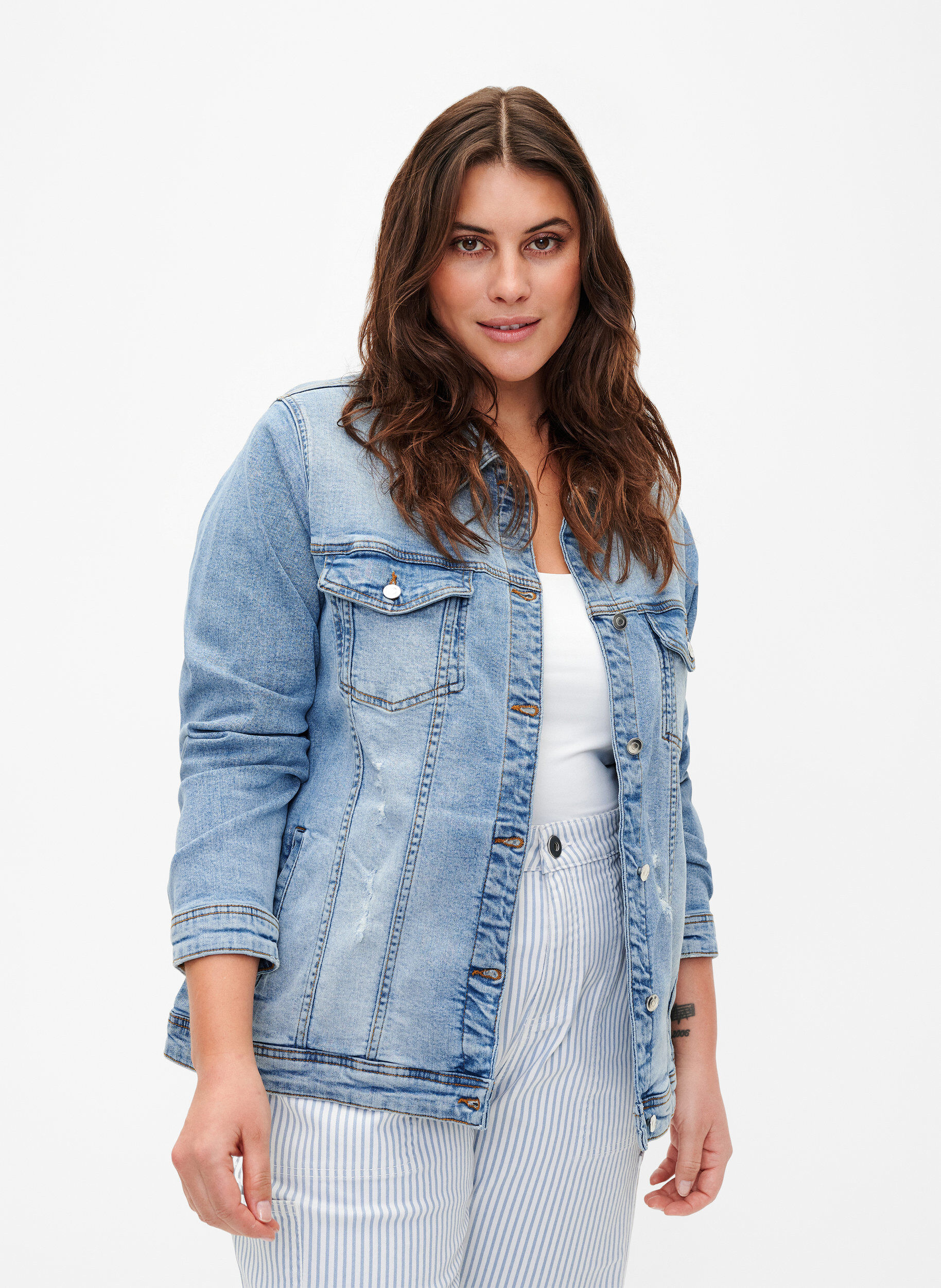 Zizzi Veste courte en jean en coton, Light blue denim, Model image number 0