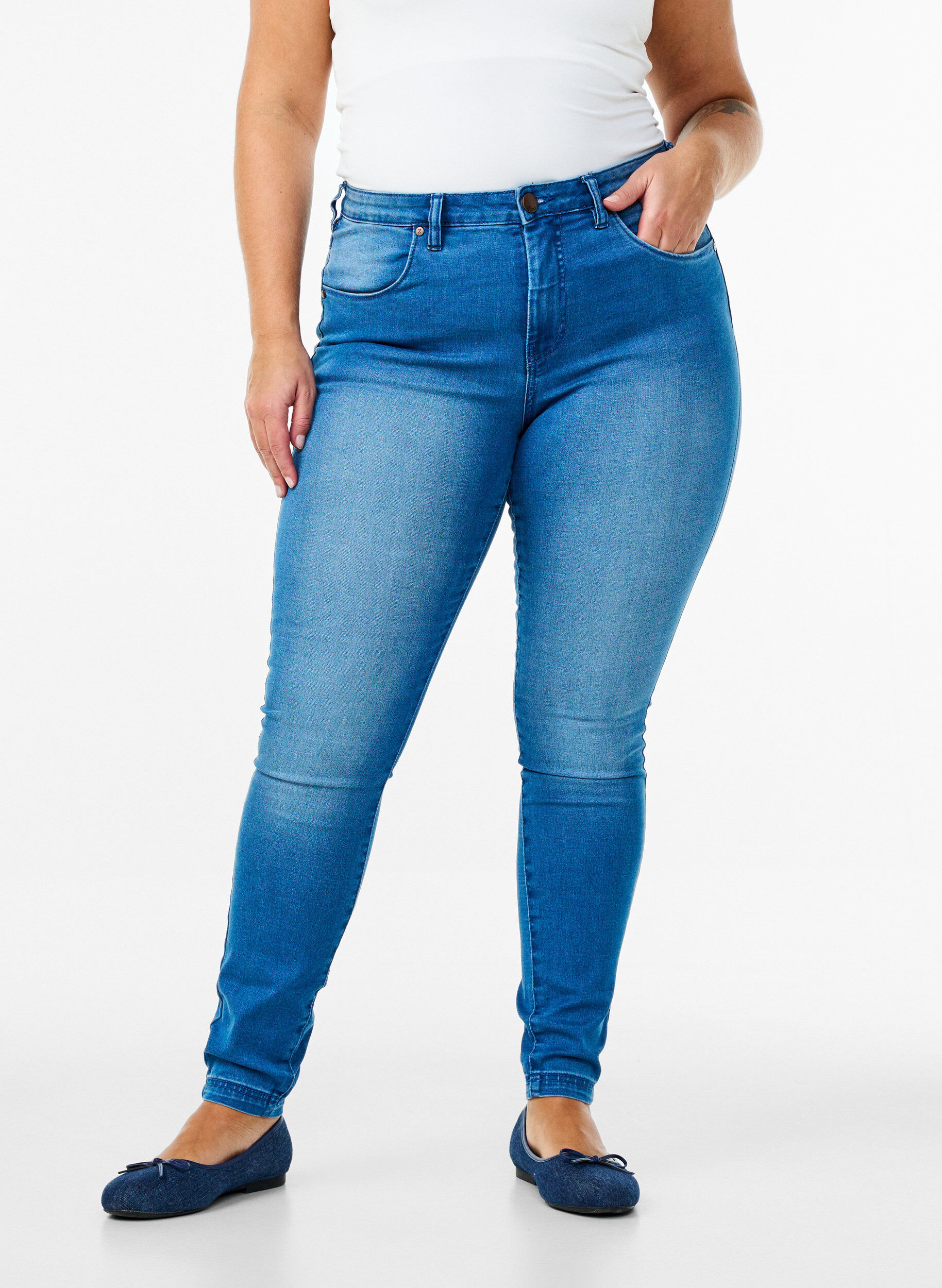 Zizzi Super Slim Amy Jeans mit hoher Taille, Light blue, Model image number 2