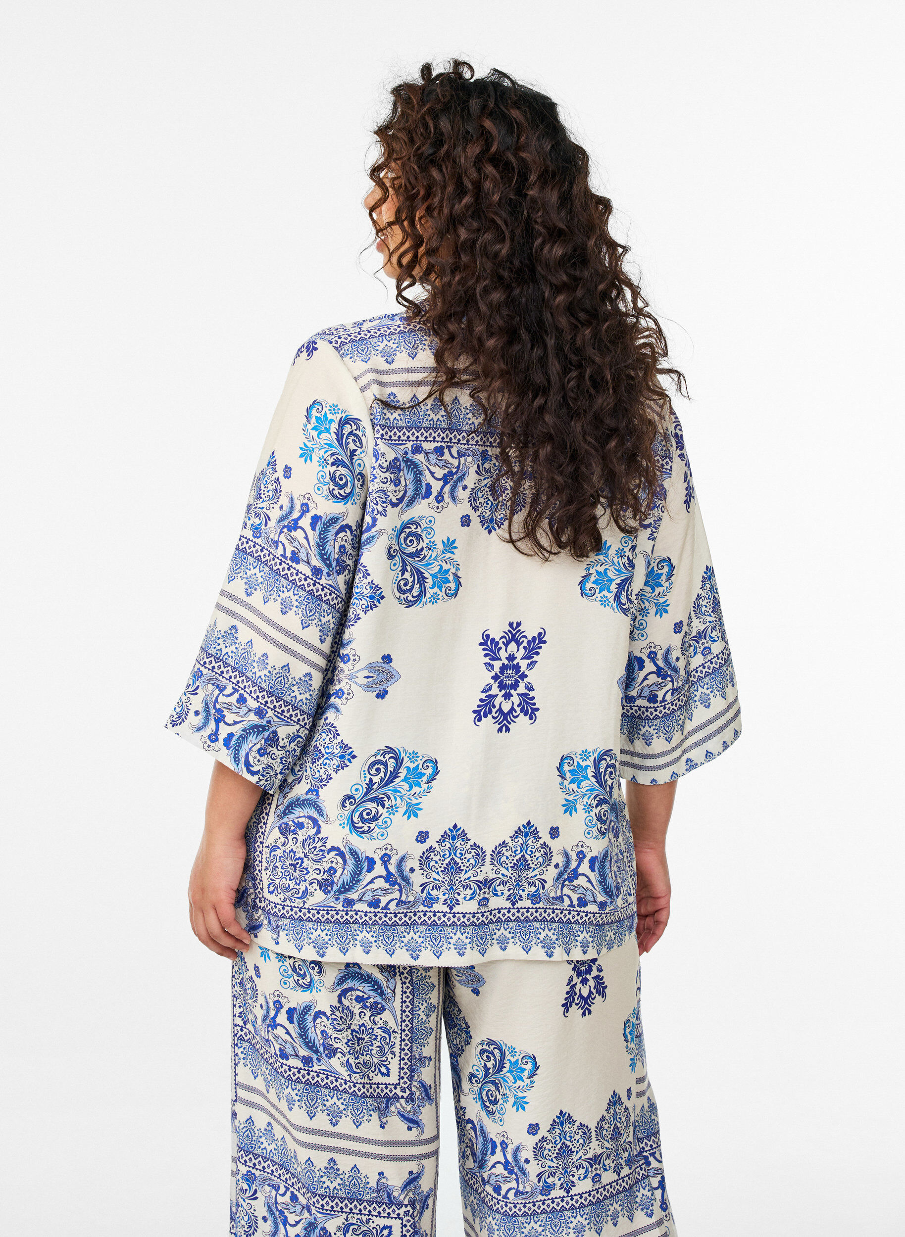 Zizzi Gemusterte Bluse aus Viskose mit 3/4-&Auml;rmeln, Blau, Model image number 2