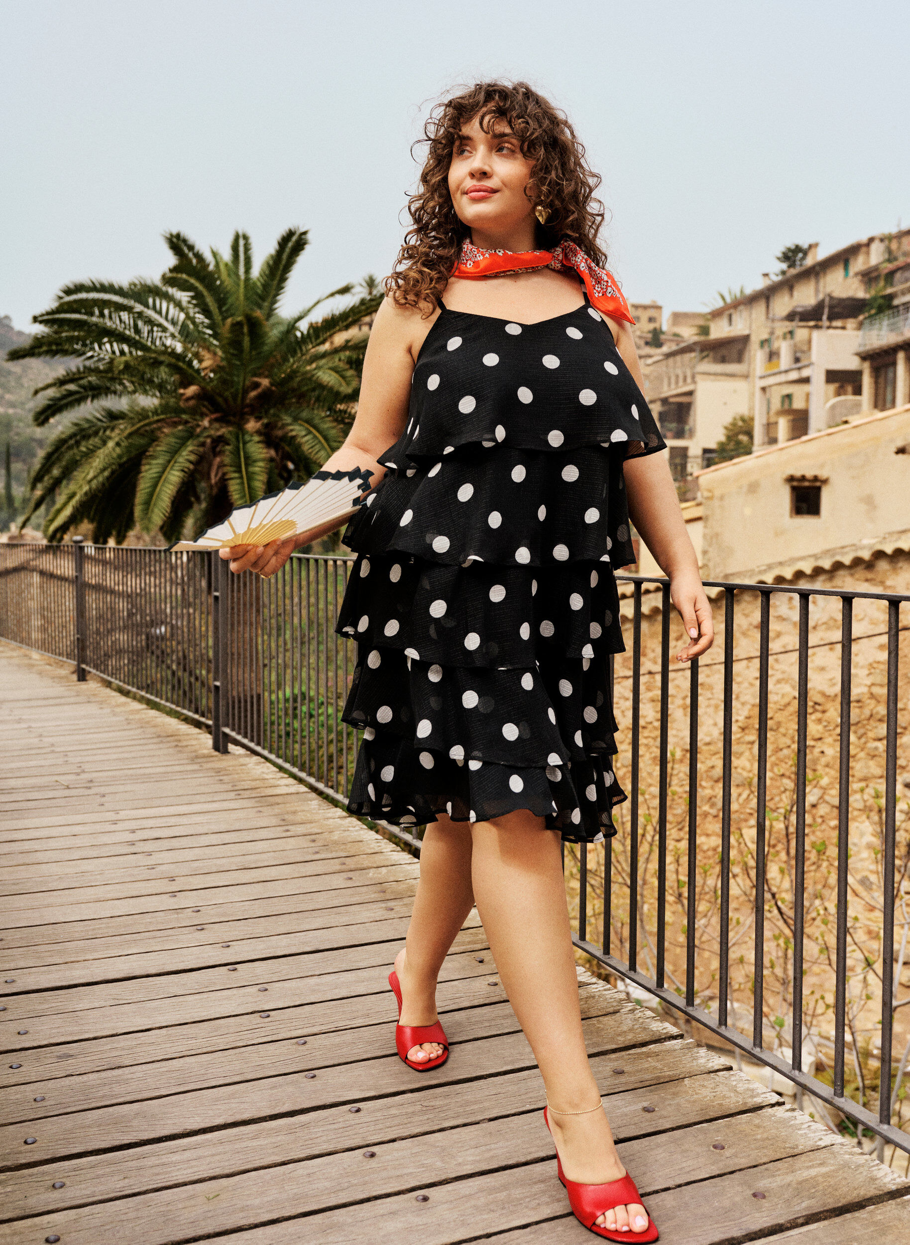 Robe &agrave; volants superpos&eacute;s avec fines bretelles