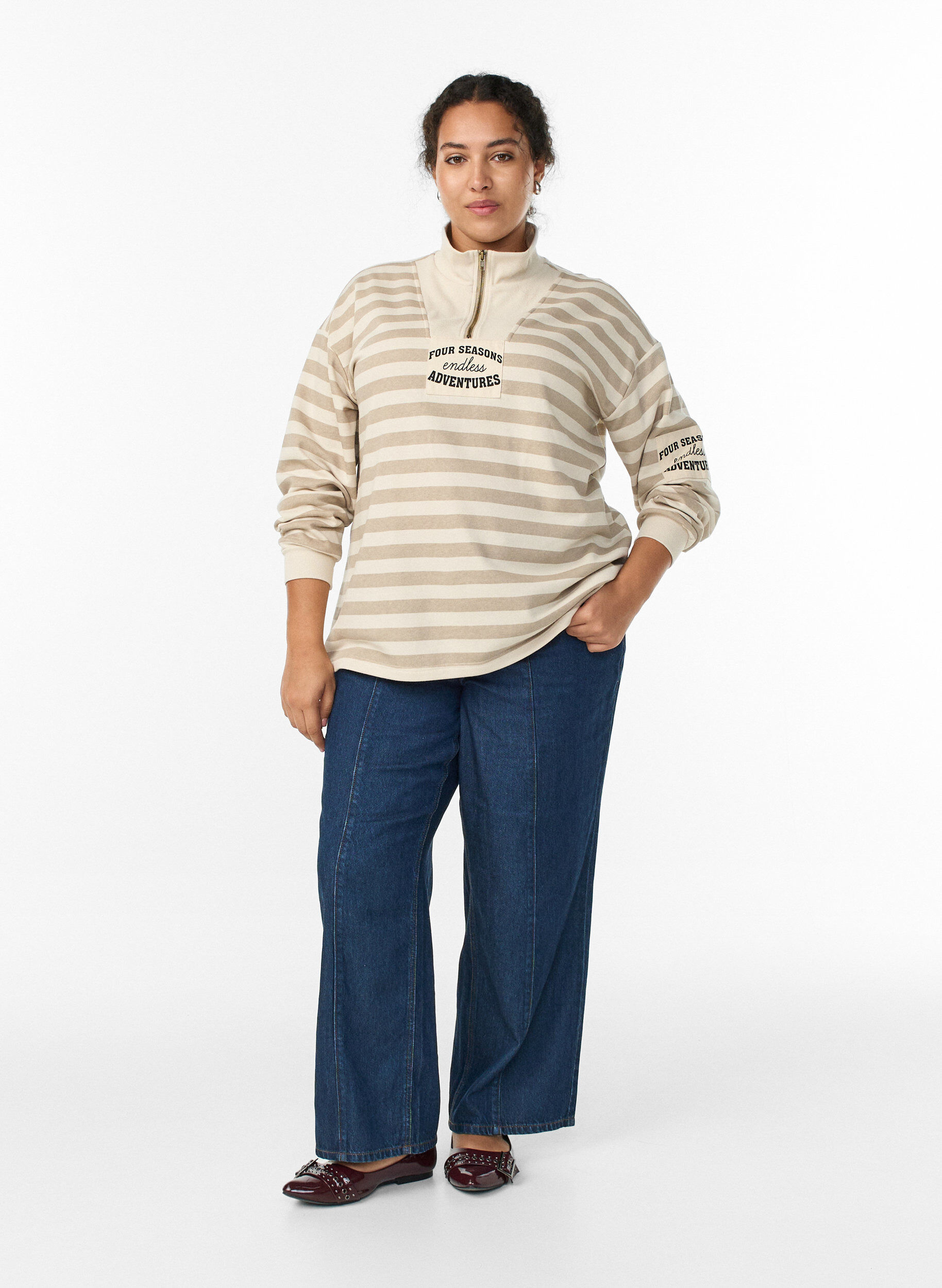 Zizzi Gestreiftes Sweatshirt mit Stehkragen und Rei&szlig;verschluss, Beige, Model image number 1