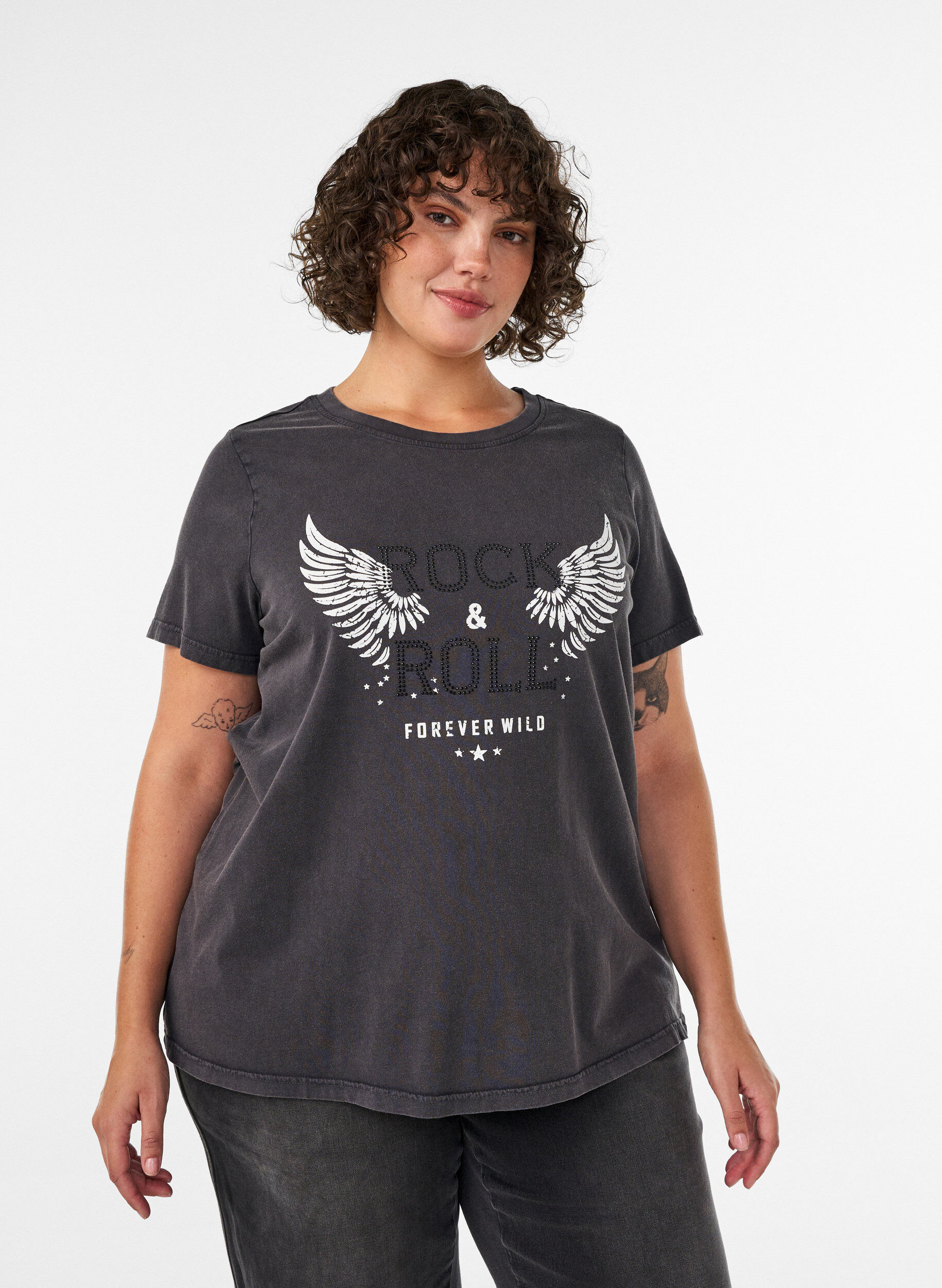 T-Shirt aus Bio-Baumwolle mit Print, Schwarz, Model