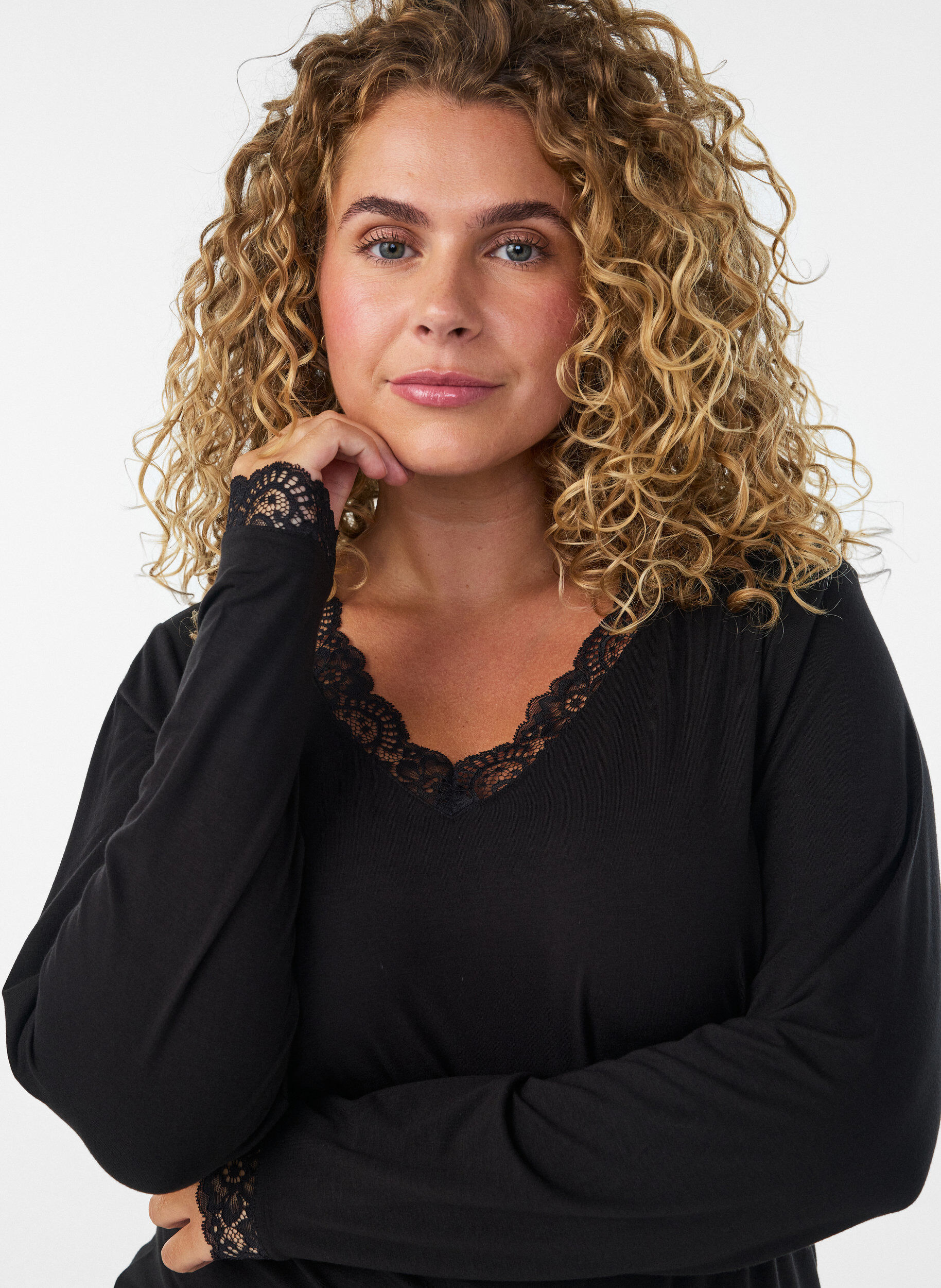 ZizziBluse aus Viskose mit Spitzen und V-Ausschnitt, Schwarz, Model image number 3