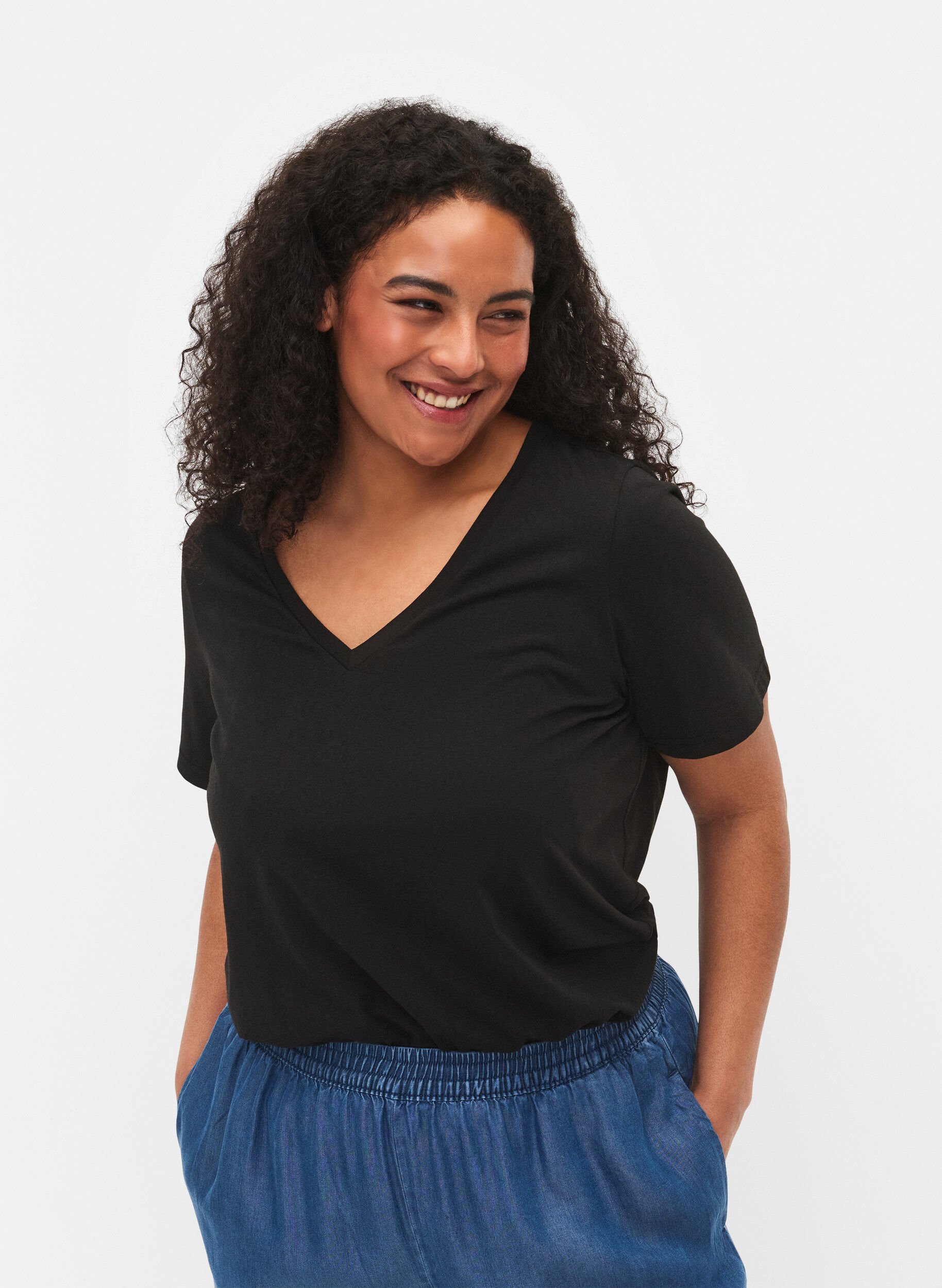 Zizzi Kurz&auml;rmeliges T-Shirt mit V-Ausschnitt, Schwarz, Model image number 0