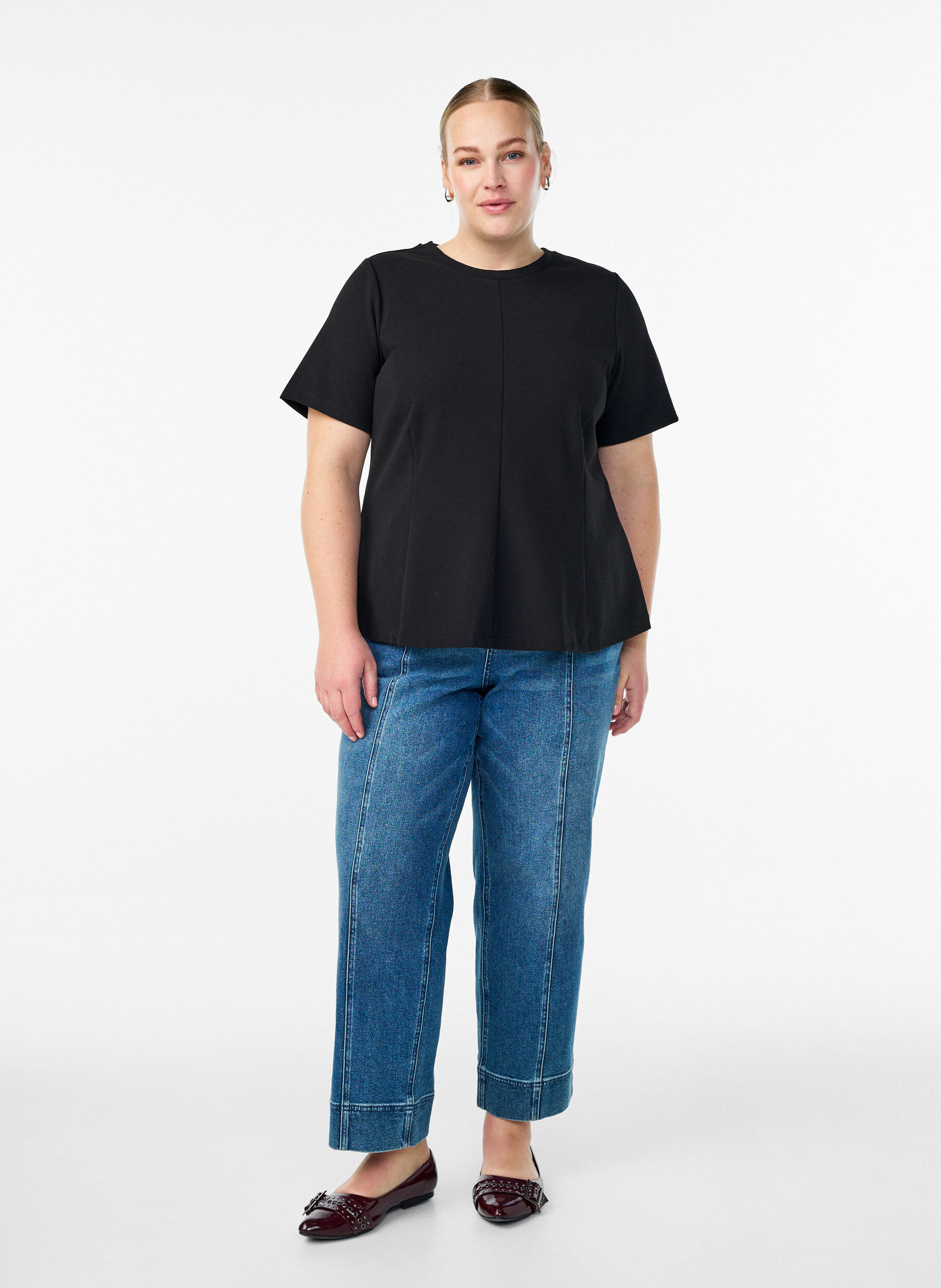 Zizzi Kurz&auml;rmelige Bluse mit formgebenden Abn&auml;hern, Schwarz, Model image number 1