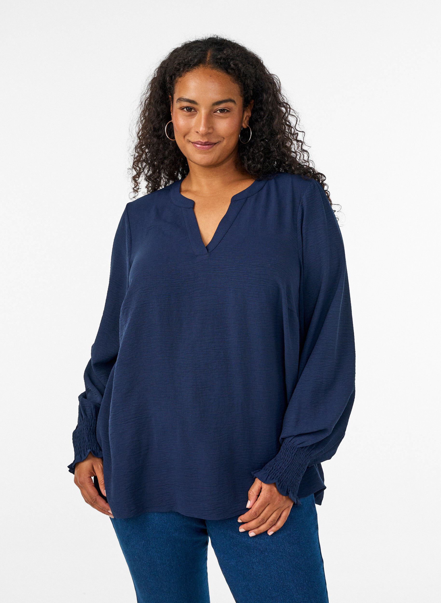 Blouse avec poignets smock&eacute;s et col en V, Bleu, Model