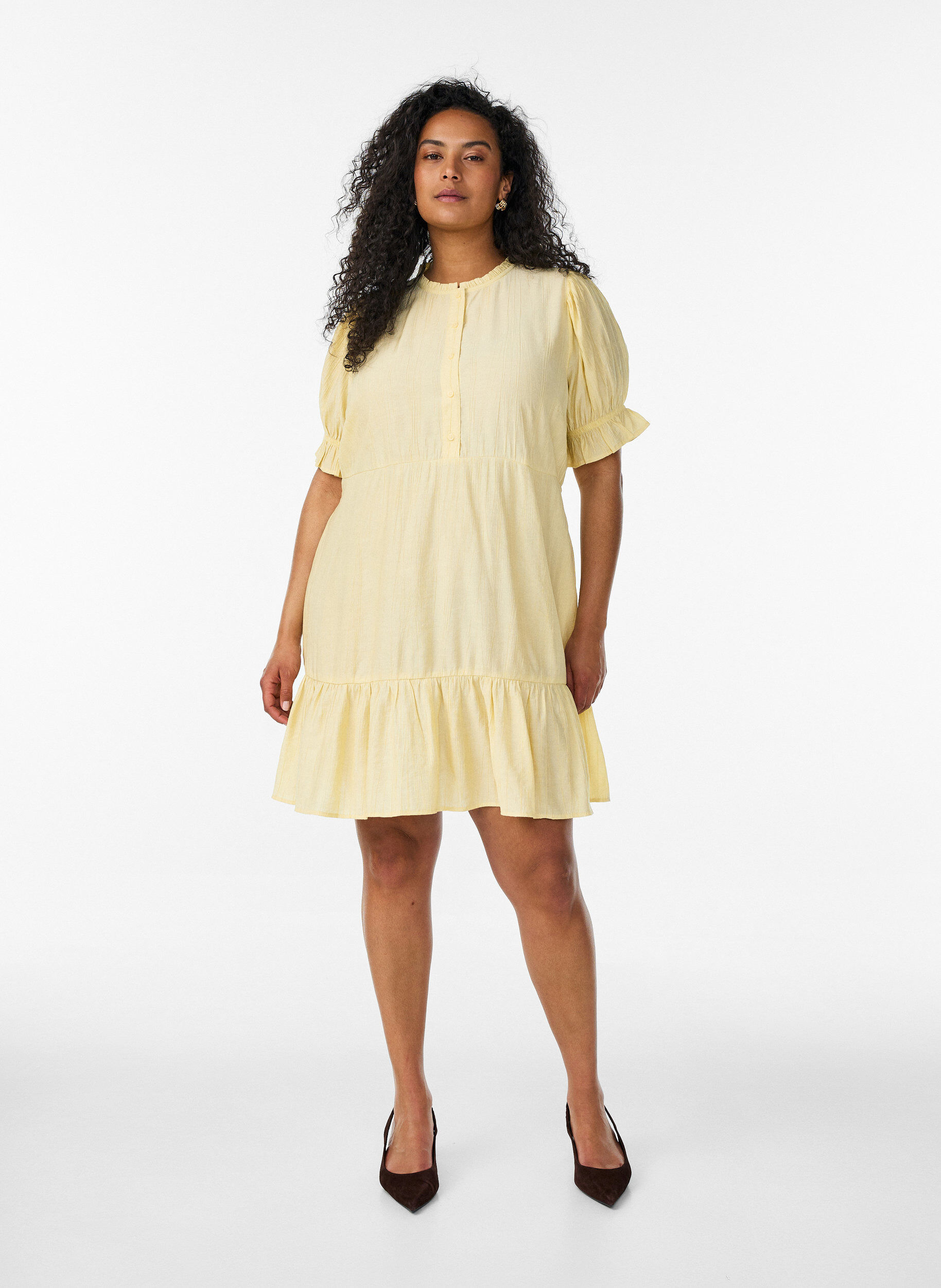 ZizziKurzes Kleid aus Viskose mit R&uuml;schendetails, Gelb, Model image number 1