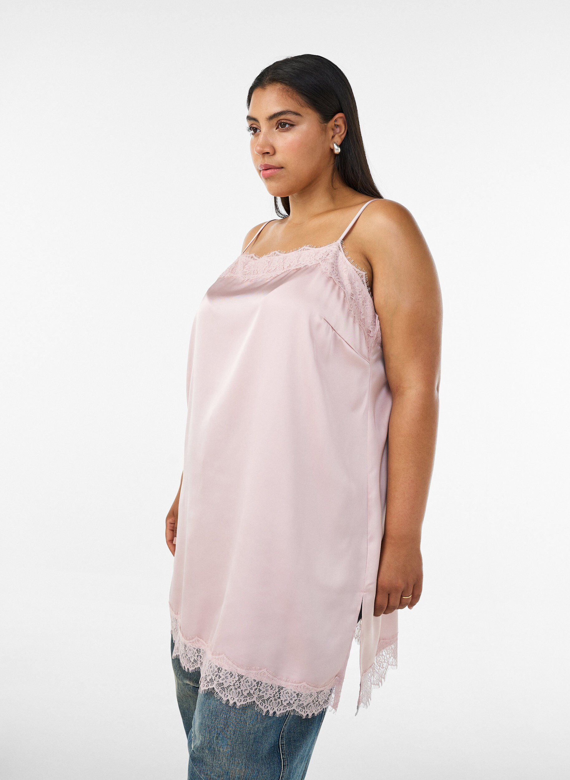 Langes Top aus Satin mit Spitzen, Rot, Model