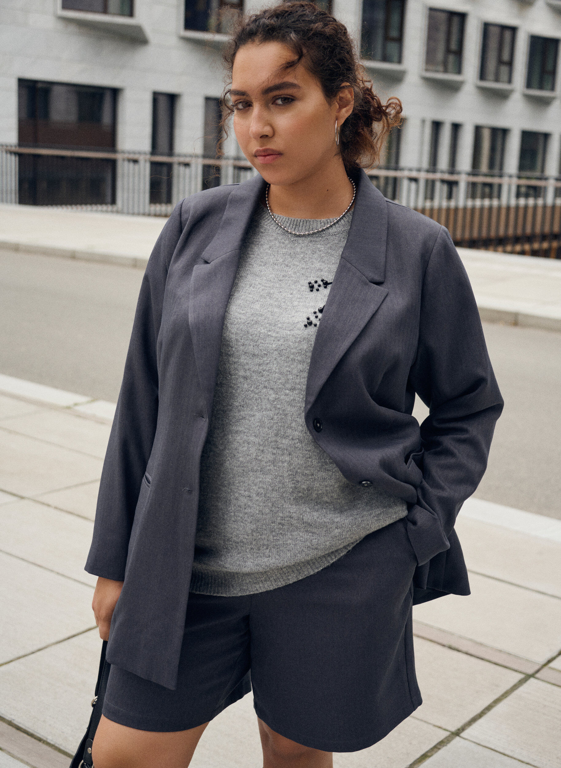 Zizzi Pullover mit Perlenstickerei, Grau, Image image number 0