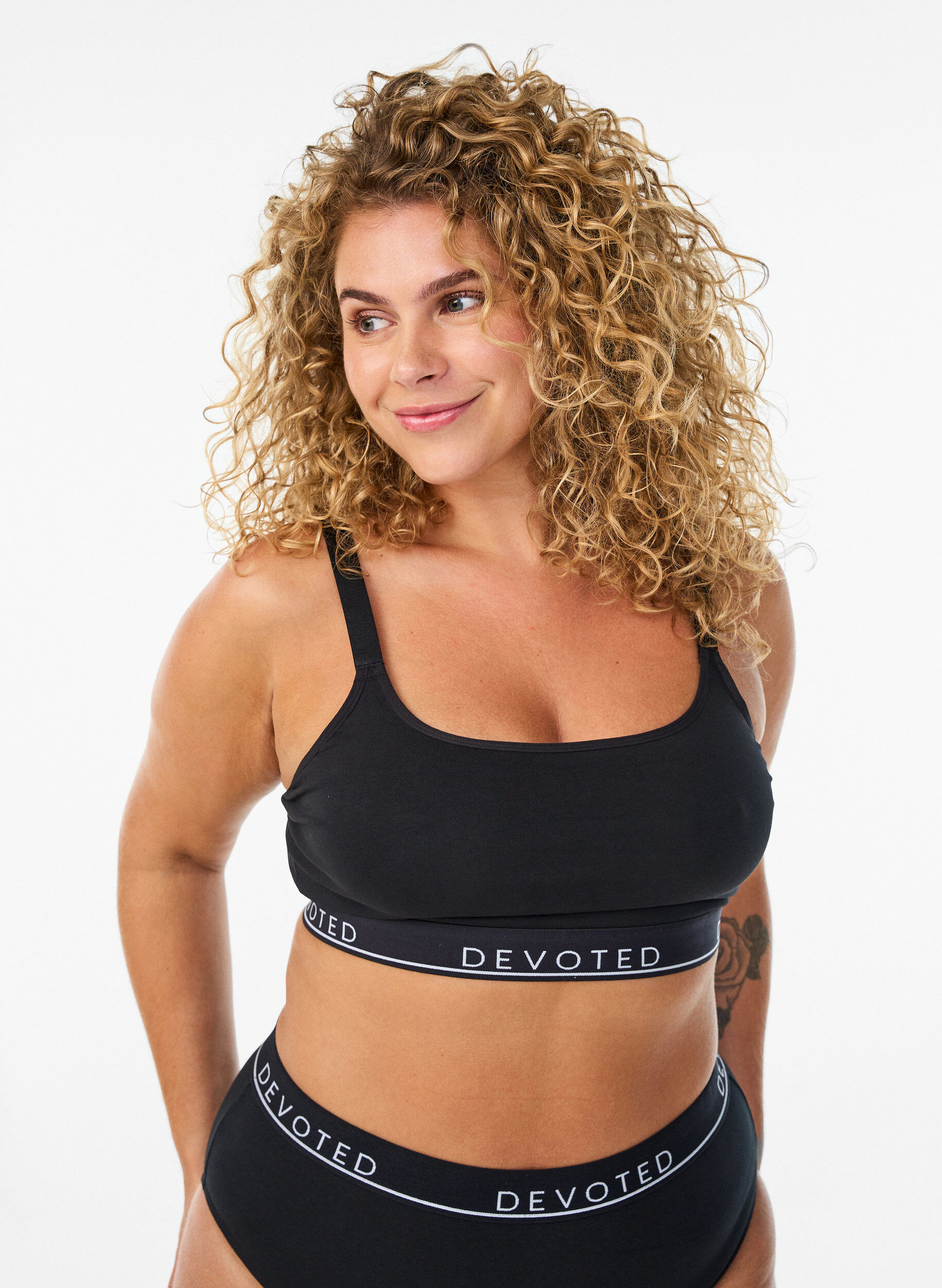 Haut soutien-gorge en coton avec bretelles r&eacute;glables, Noir, Model