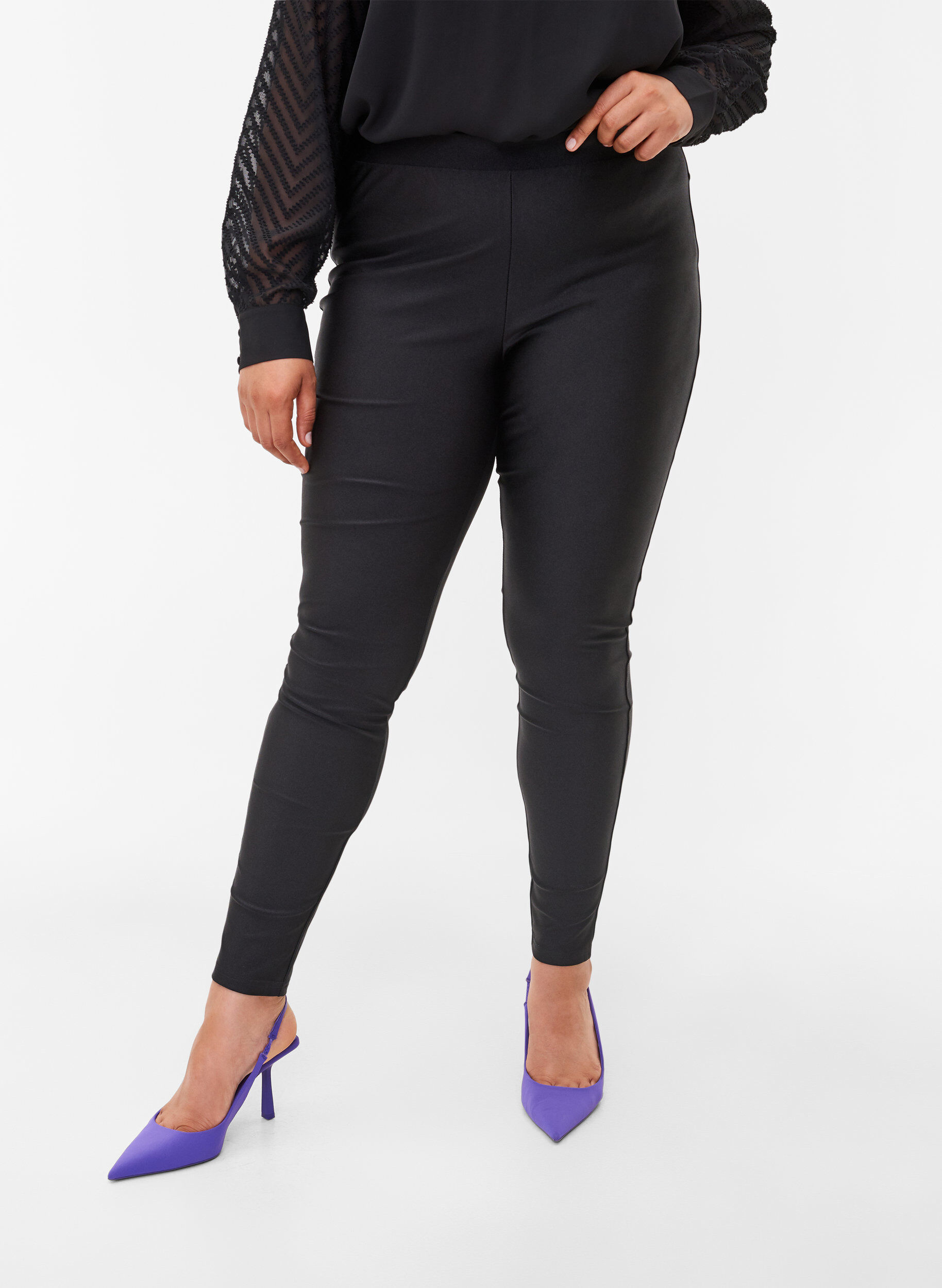 Zizzi Shiny Leggings mit Taschen hinten und 7/8-L&auml;nge, Black, Model image number 0