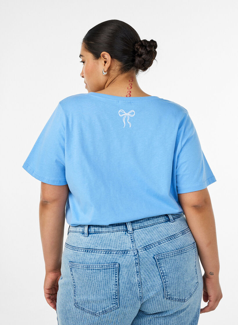 T-shirt en coton avec col V et imprim&eacute; devant, Bleu Clair, Model image number 2