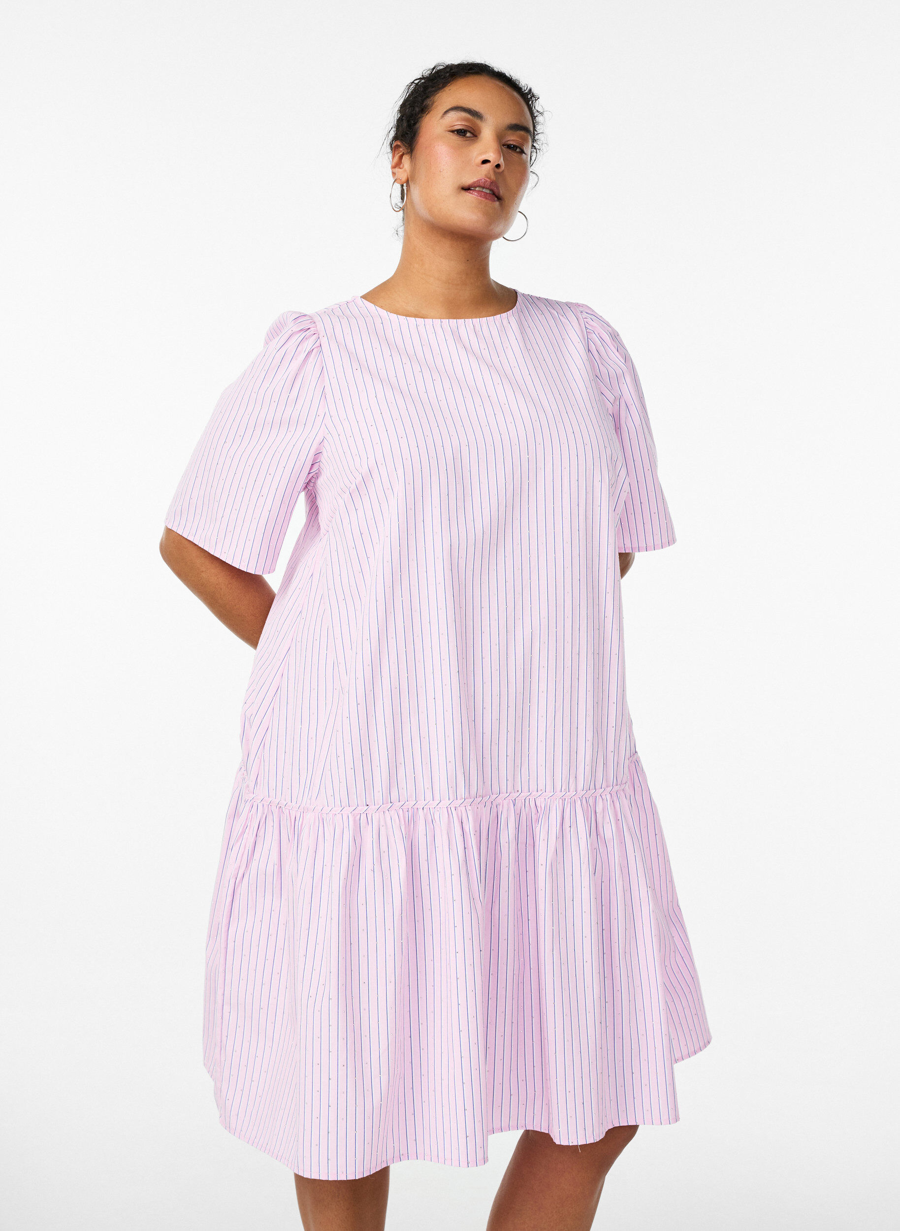 Zizzi Knielanges gestreiftes Kleid mit Steinen und Puff&auml;rmeln, Pink, Model image number 0