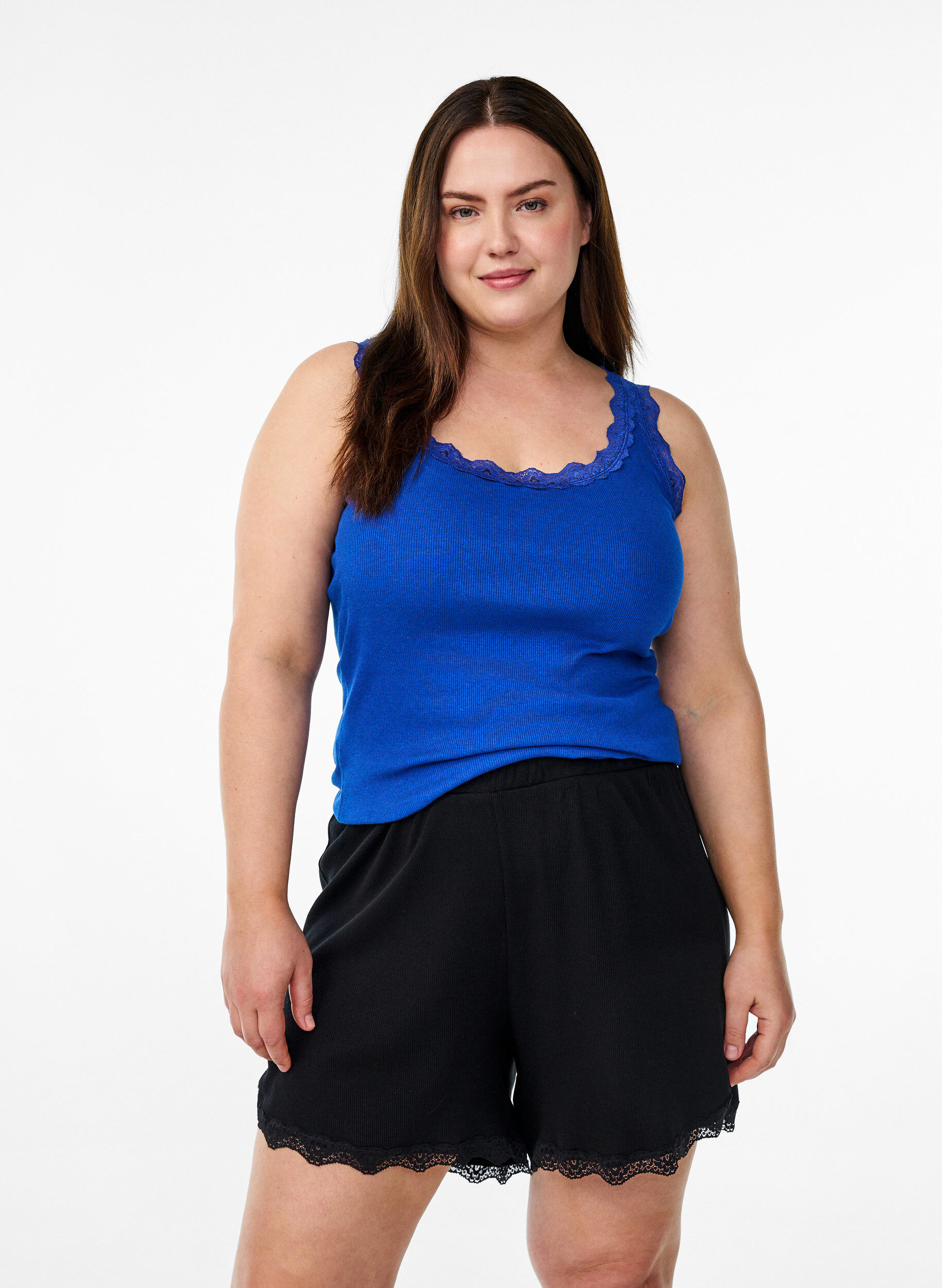 Zizzi Short de nuit ample &agrave; texture c&ocirc;tel&eacute;e et bordure en dentelle, Noir, Model image number 0