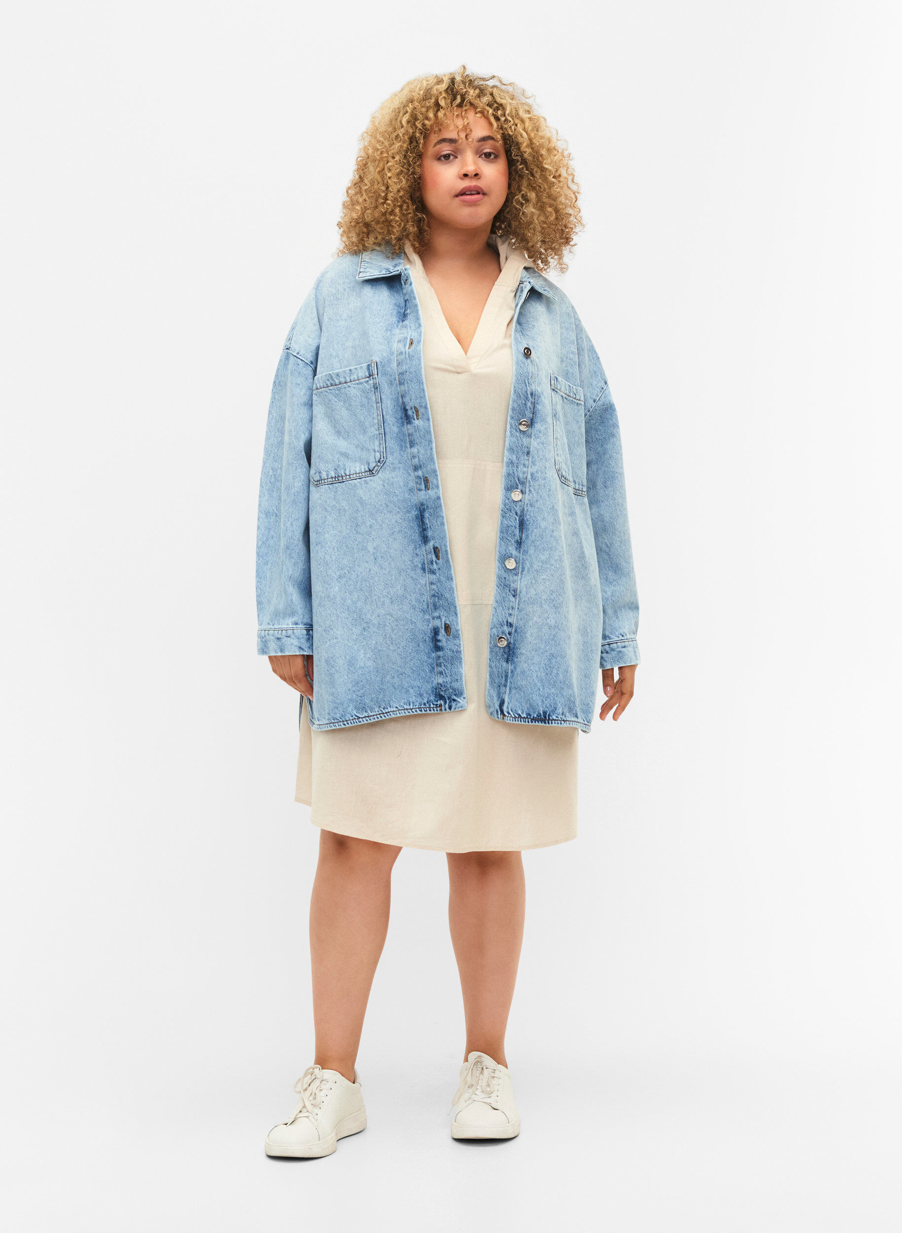 Zizzi Veste en jean ample avec boutons, Light blue denim, Model image number 2