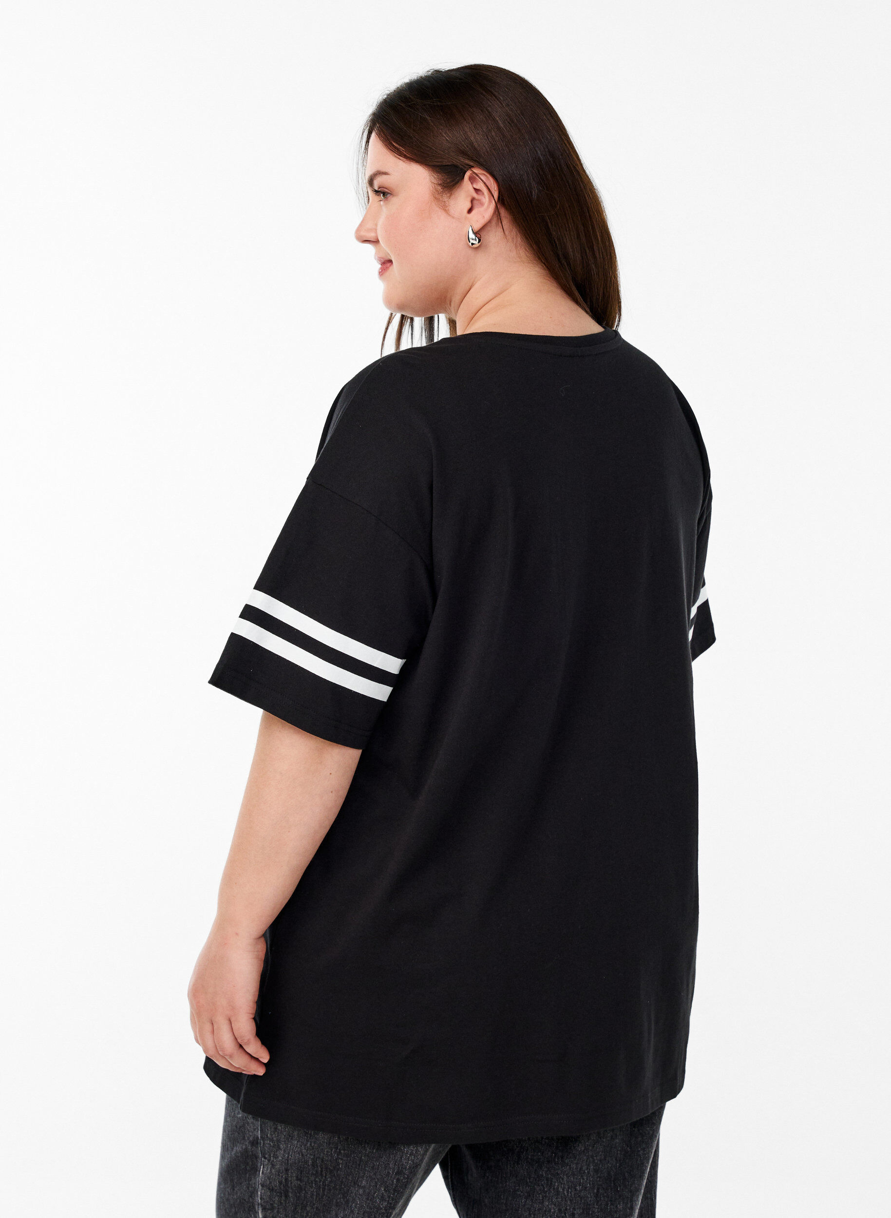 Zizzi Sportliches Oversize-College-T-Shirt, Schwarz, Model image number 2